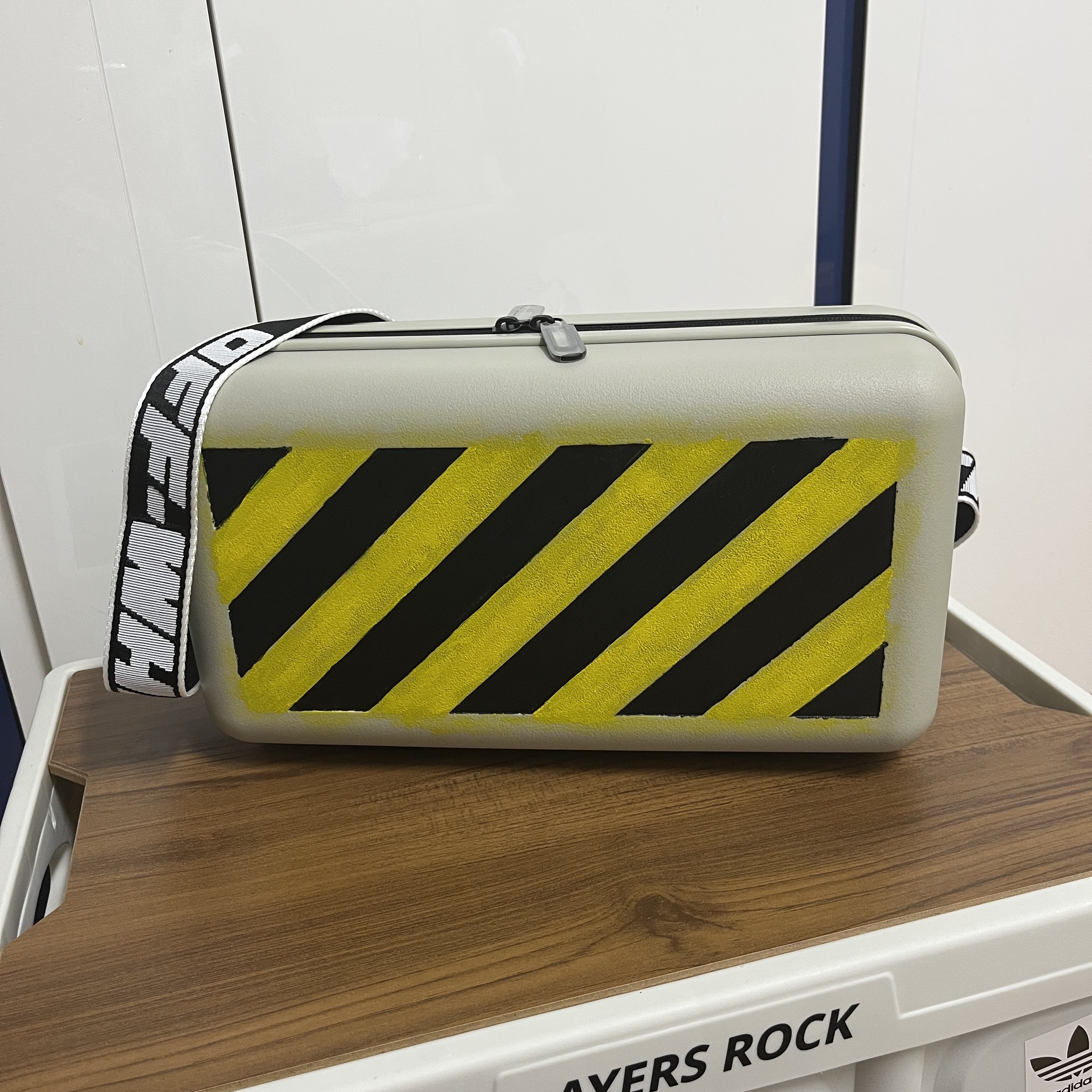 Off-White x Amore Pacific Protection Box (Without Cosmetics) 착용 스타일 - 2