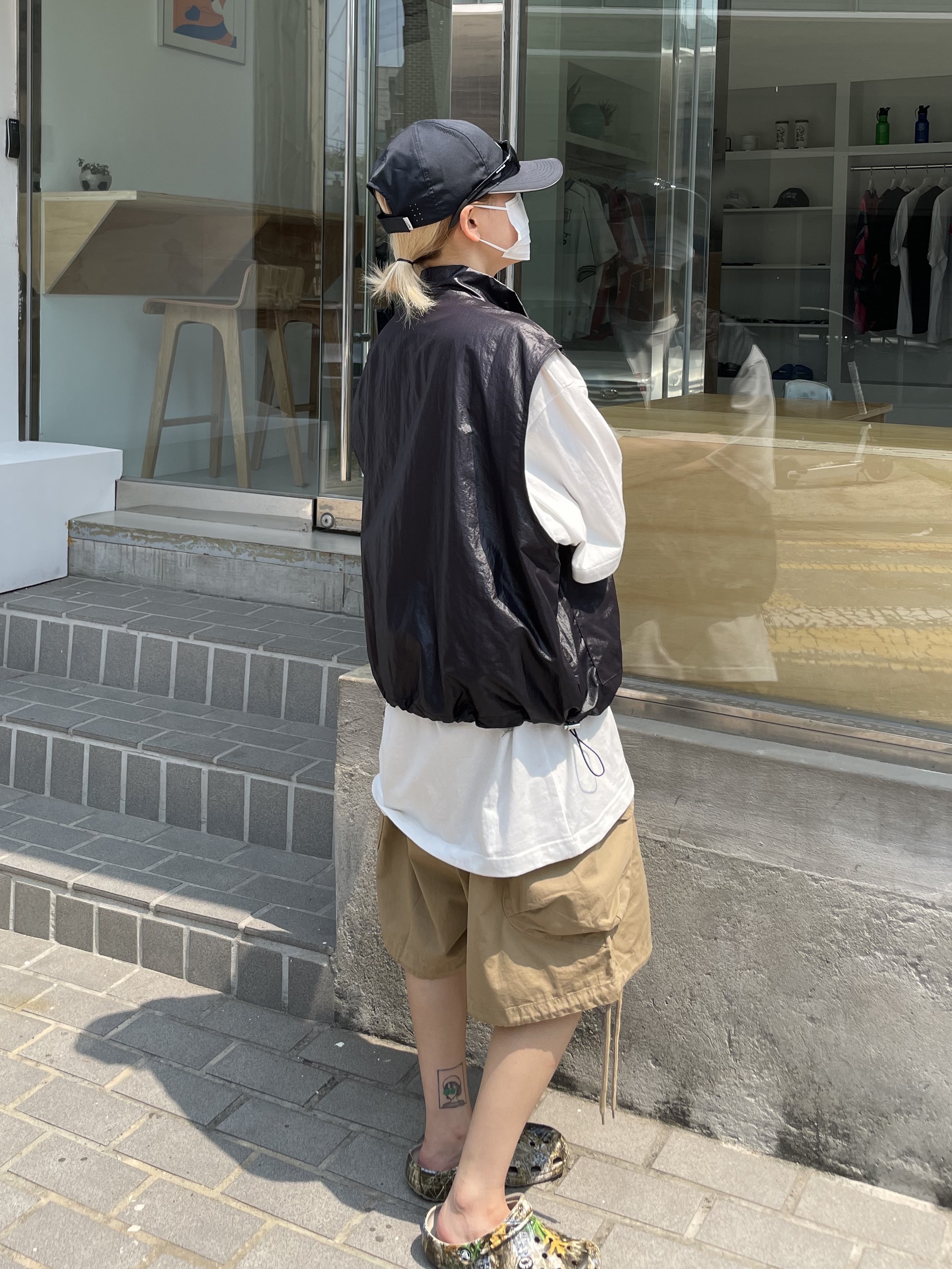 Crocs x Thisisneverthat Classic Clog Walnut 착용 스타일 - 2