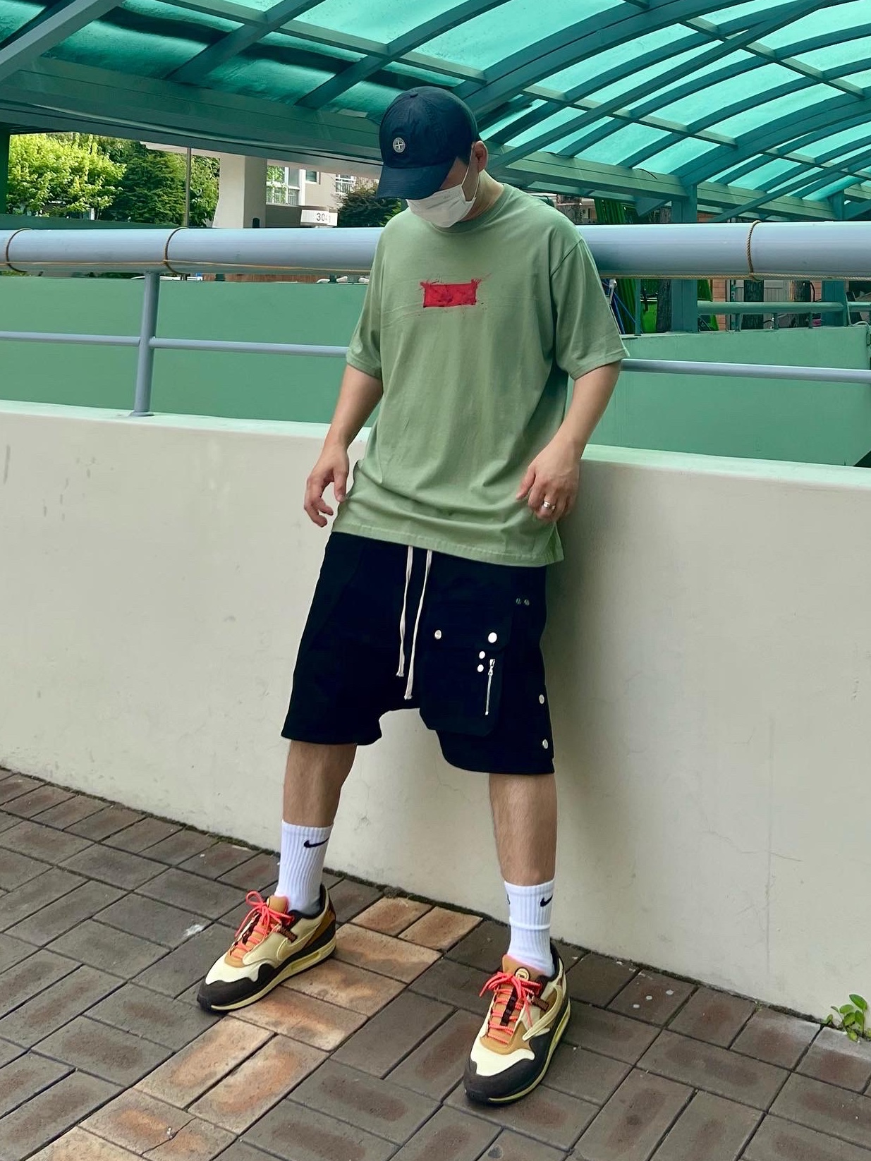 Nike x Travis Scott Air Max 1 Cact.us Brown, Supreme x Stone Island Painted Camo Nylon 6-Panel Black - 20FW 착용 스타일 - 2