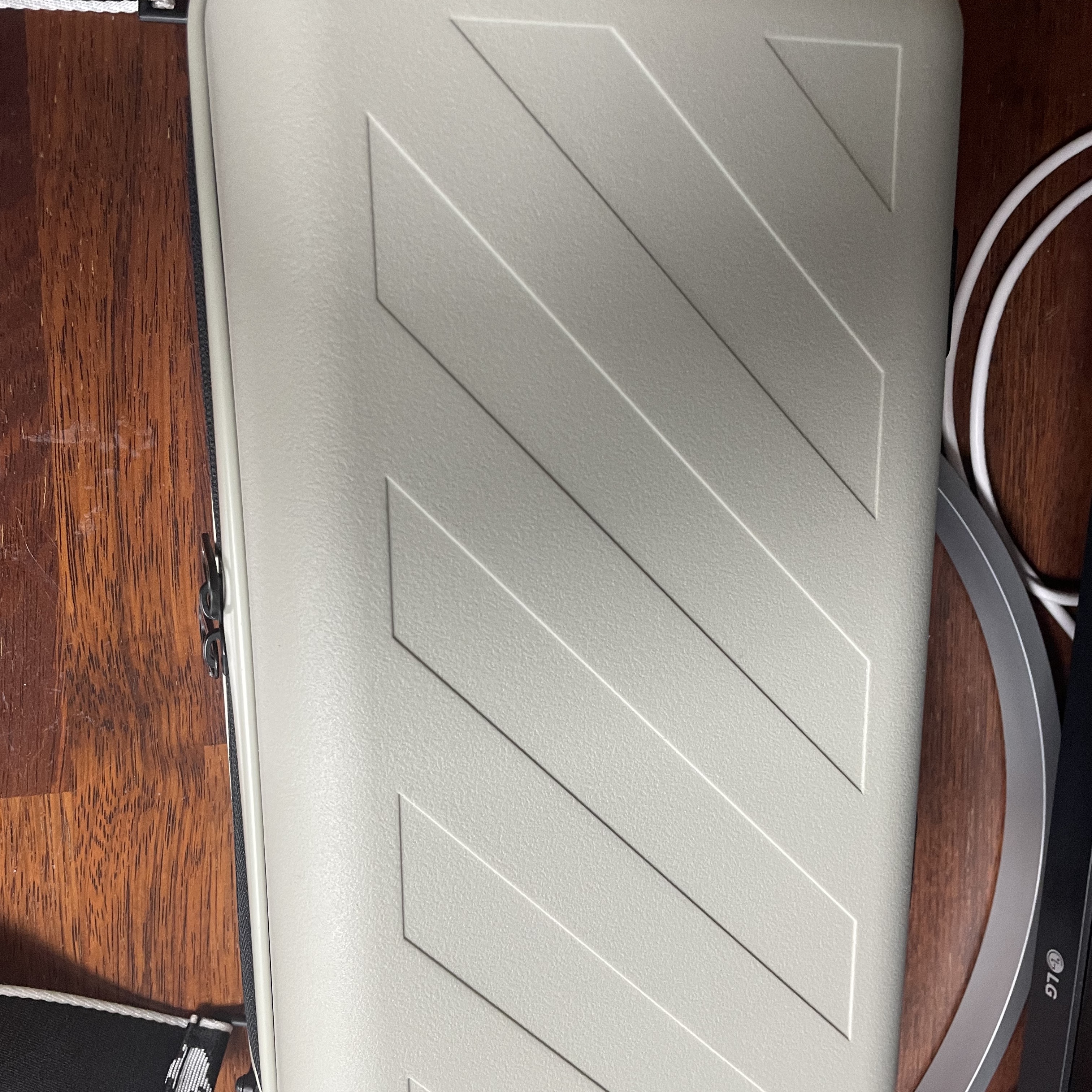Off-White x Amore Pacific Protection Box (Without Cosmetics) 착용 스타일 - 1