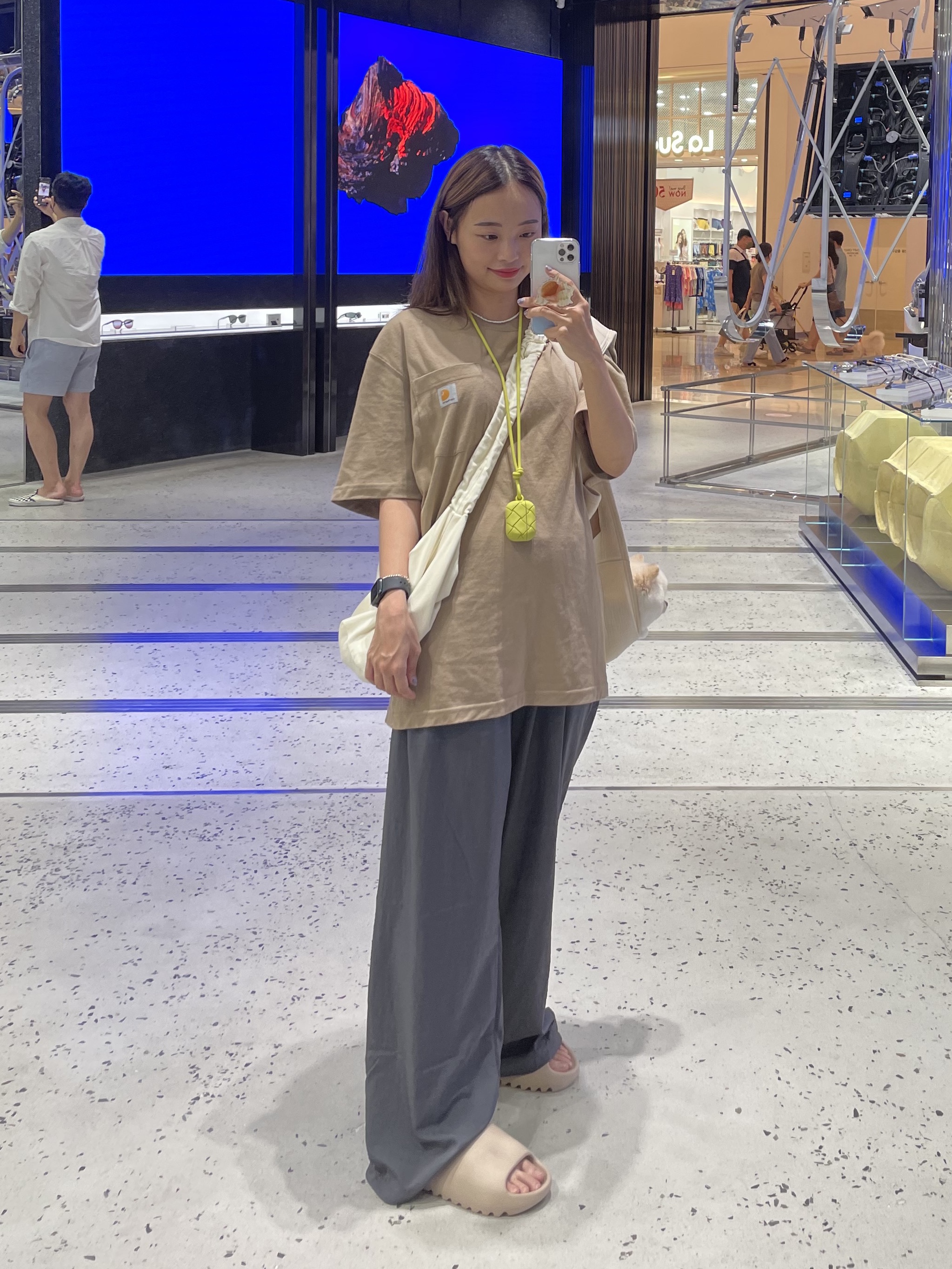 Adidas Yeezy Slide Pure - Re-Release Ver., Bottega Veneta AirPods Pro Case Kiwi 착용 스타일 - 2