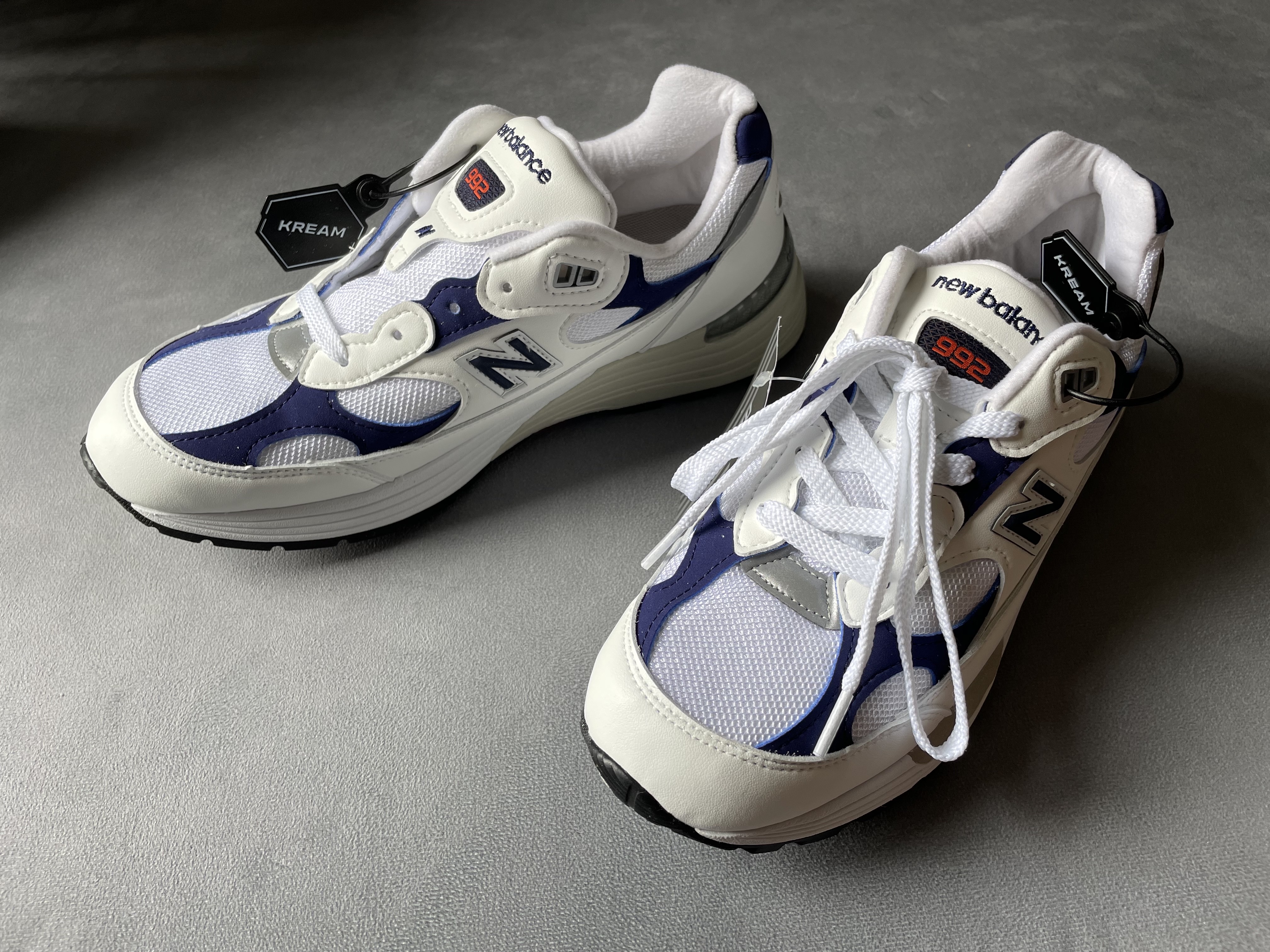 New Balance 992 Made in USA White Navy 착용 스타일 - 1