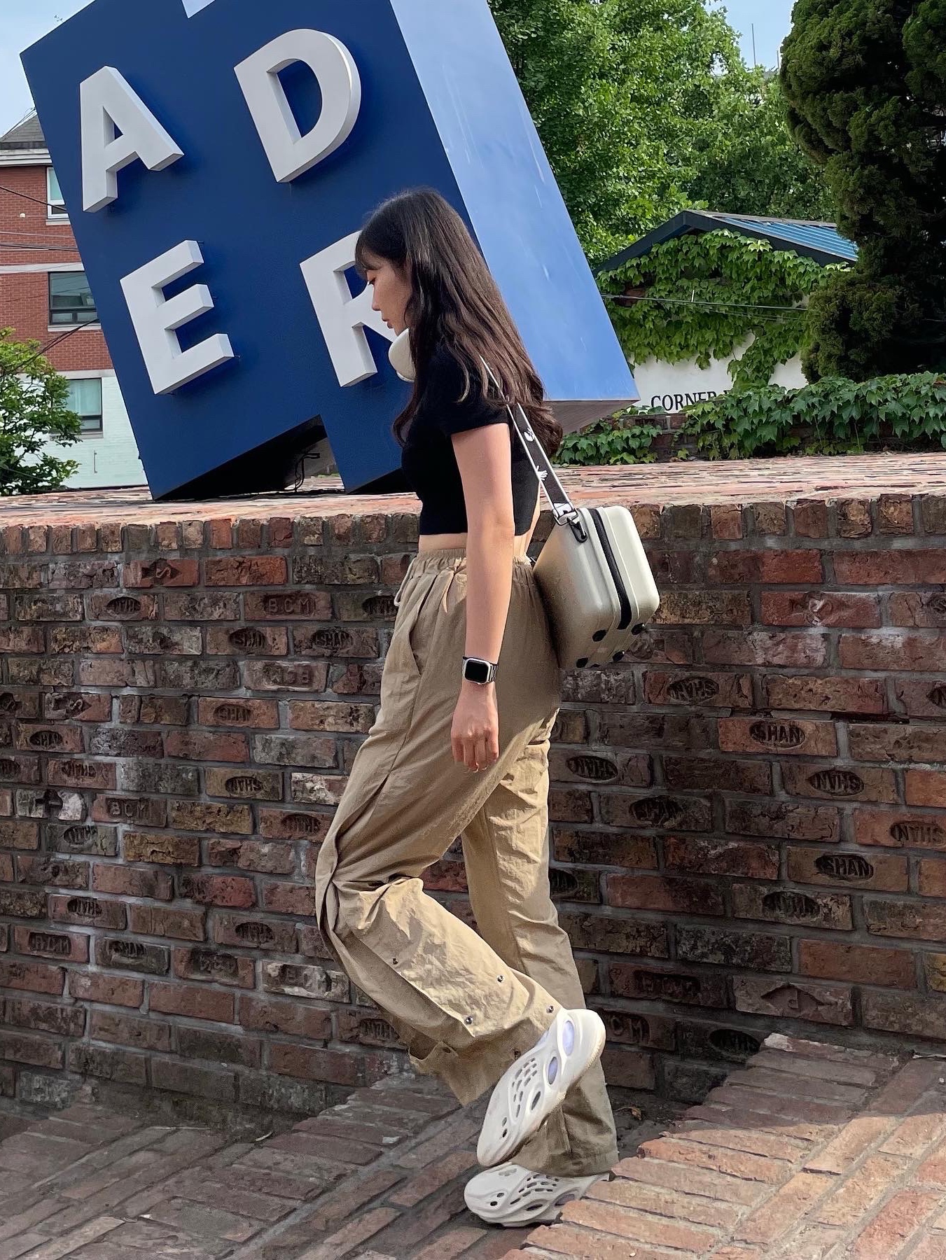 Off-White x Amore Pacific Protection Box (Without Cosmetics), Adidas Yeezy Foam RNNR Sand 착용 스타일