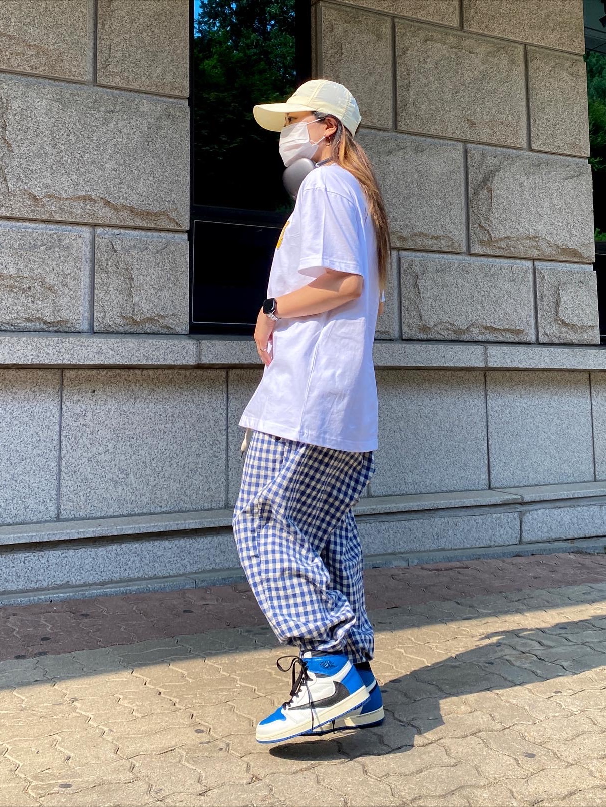 Jordan 1 x Travis Scott x Fragment Retro High OG SP Military Blue, Apple AirPods Max Lightning Space Gray (Korean Ver.) 착용 스타일 - 2