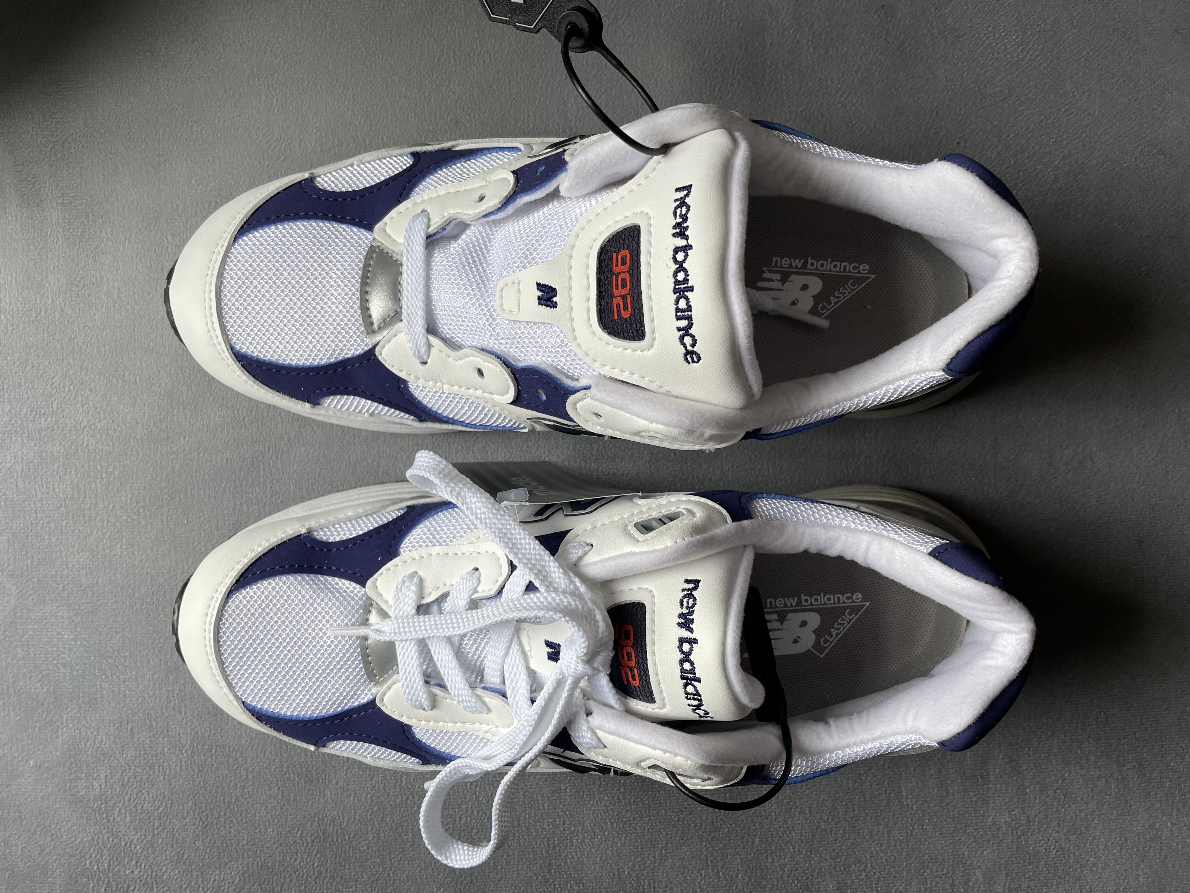 New Balance 992 Made in USA White Navy 착용 스타일 - 4