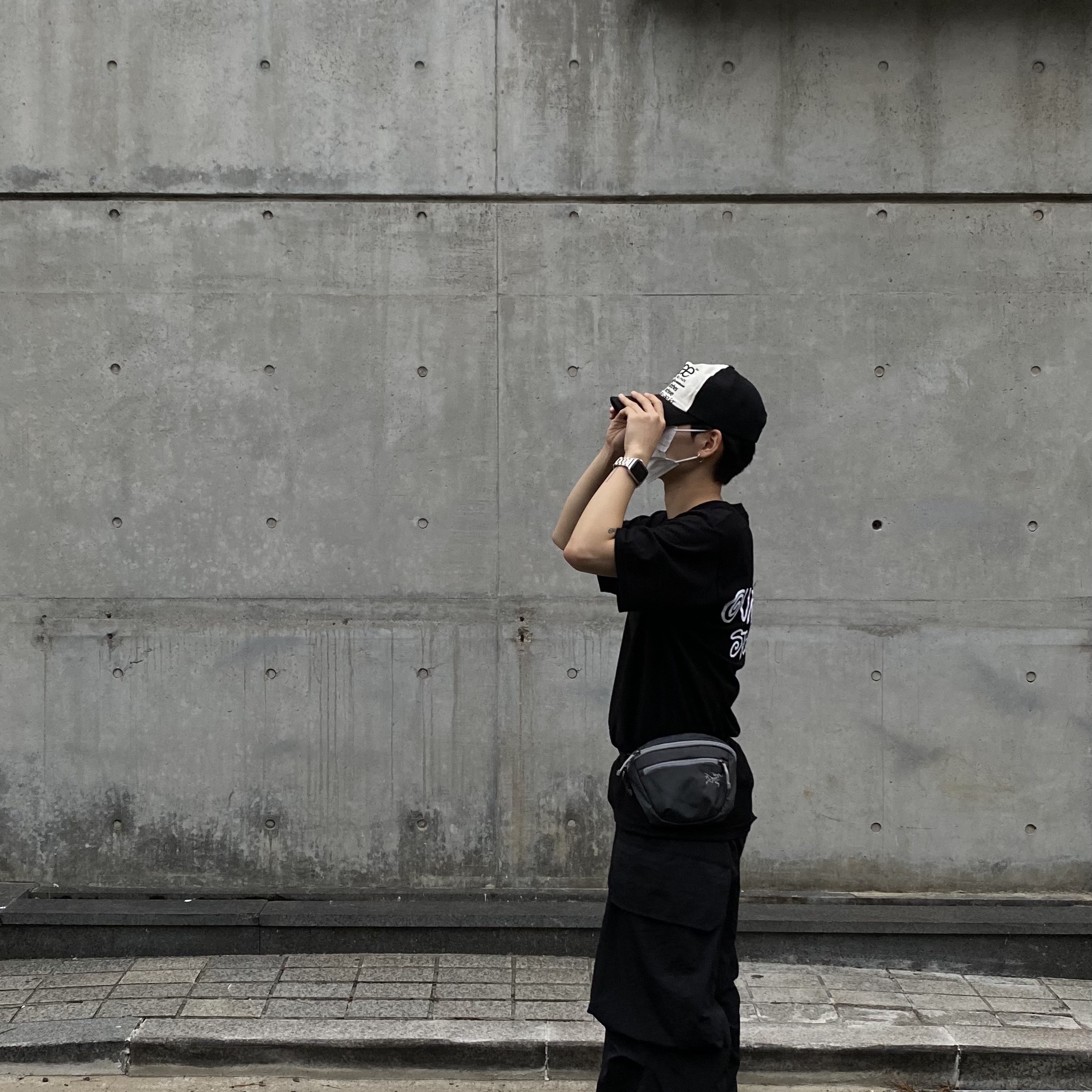 Stussy x Our Legacy x Denim Tears Stockholm T-Shirt Black, Nike Air Force 1 '07 Low Triple Black 착용 스타일 - 2