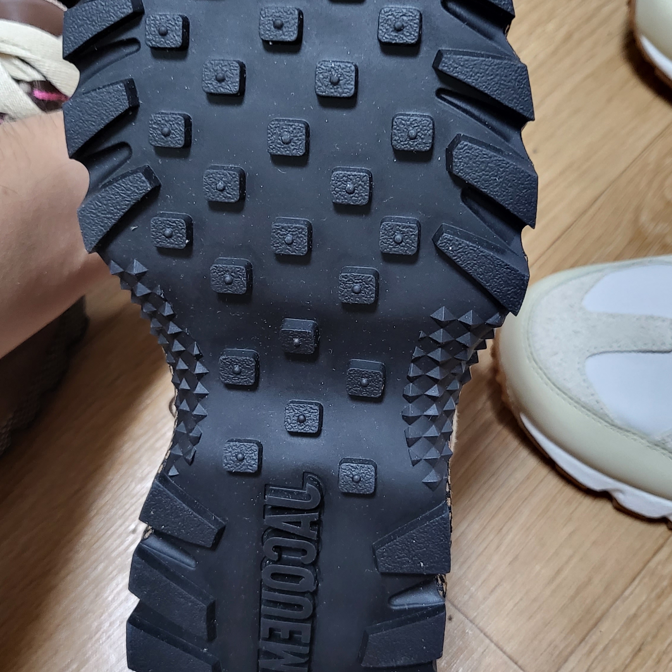 Nike x Jacquemus Air Humara LX Ale Brown and Gold 착용 스타일 - 3