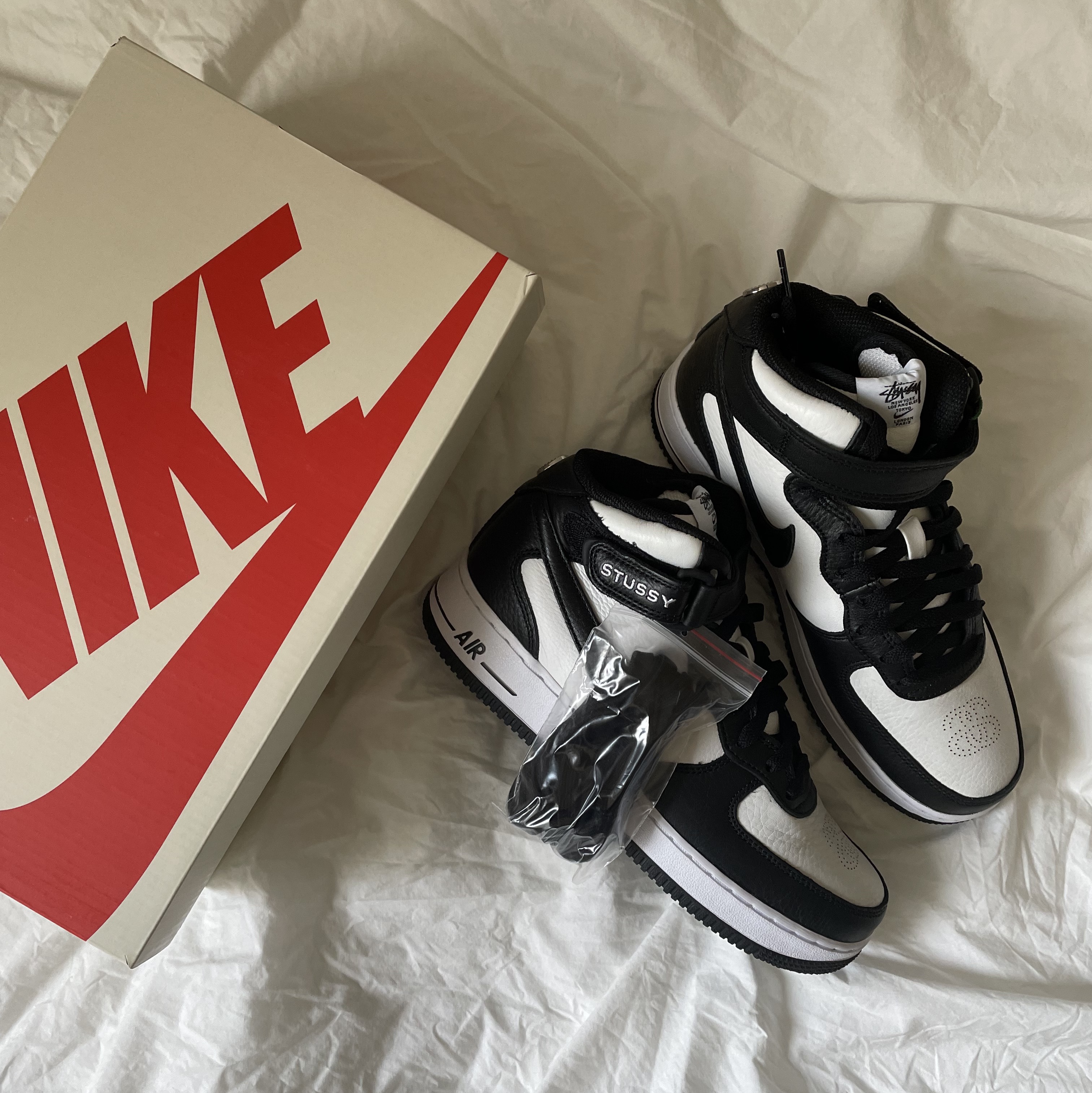 Nike x Stussy Air Force 1 '07 Mid SP Black and Light Bone 착용 스타일