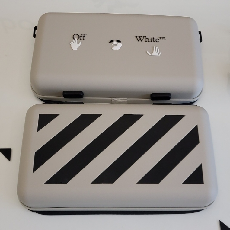 Off-White x Amore Pacific Protection Box (Without Cosmetics) 착용 스타일 - 2