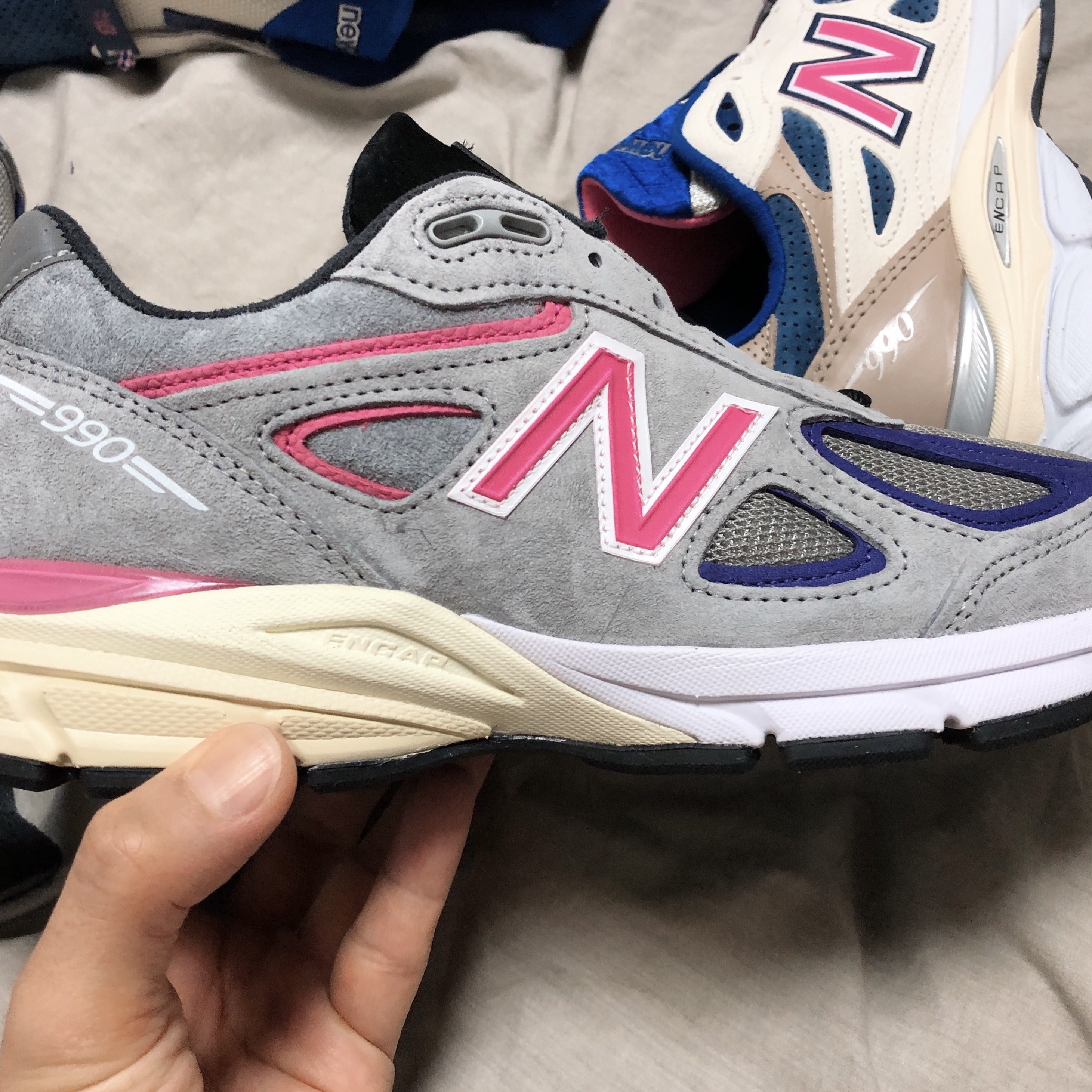 New Balance x Kith 990v3 Made in USA Daytona, New Balance x Kith x United Arrows & Sons 990v4 Made in USA Grey Pink 착용 스타일 - 4
