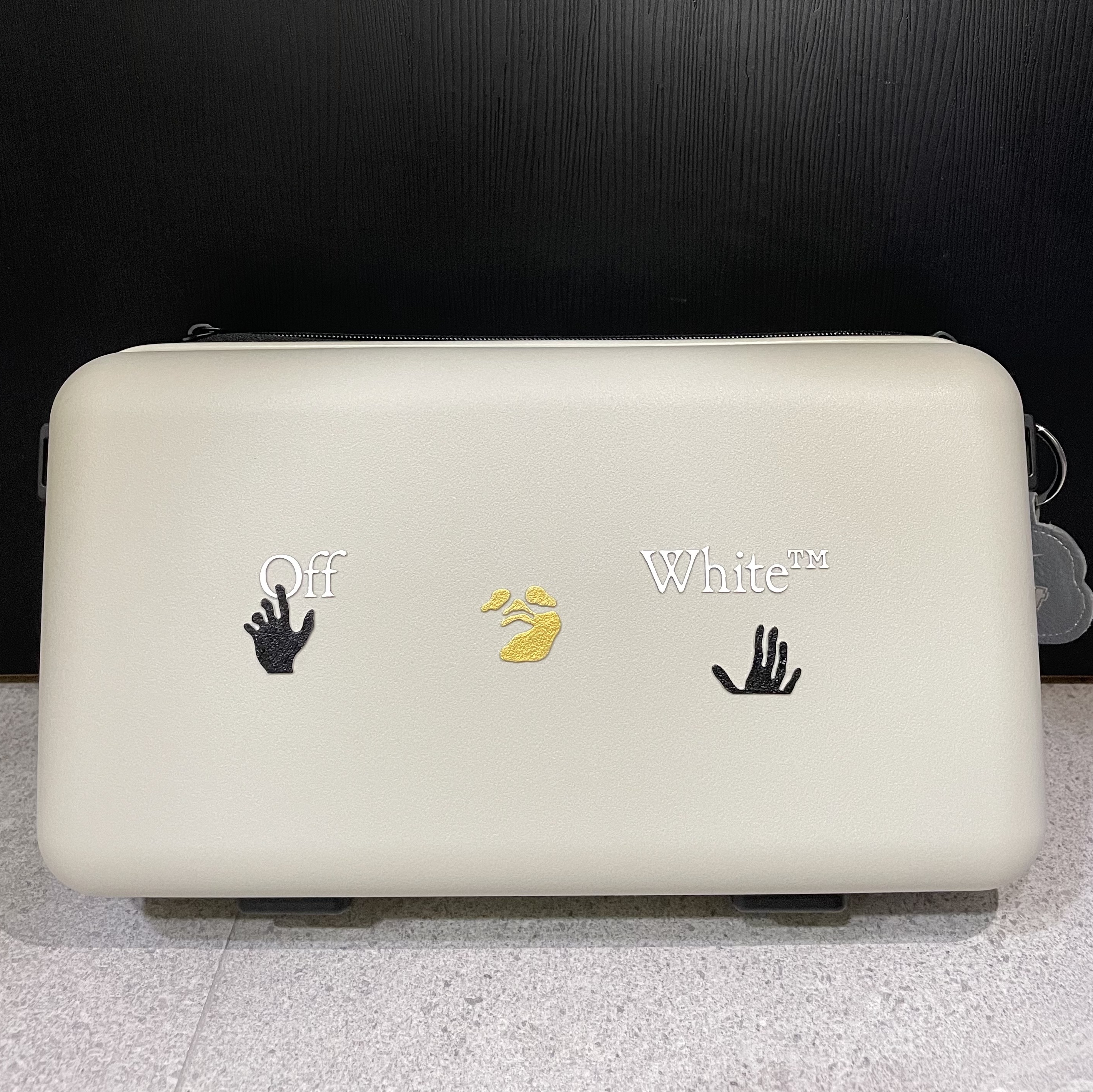 Off-White x Amore Pacific Protection Box (Without Cosmetics) 착용 스타일 - 2