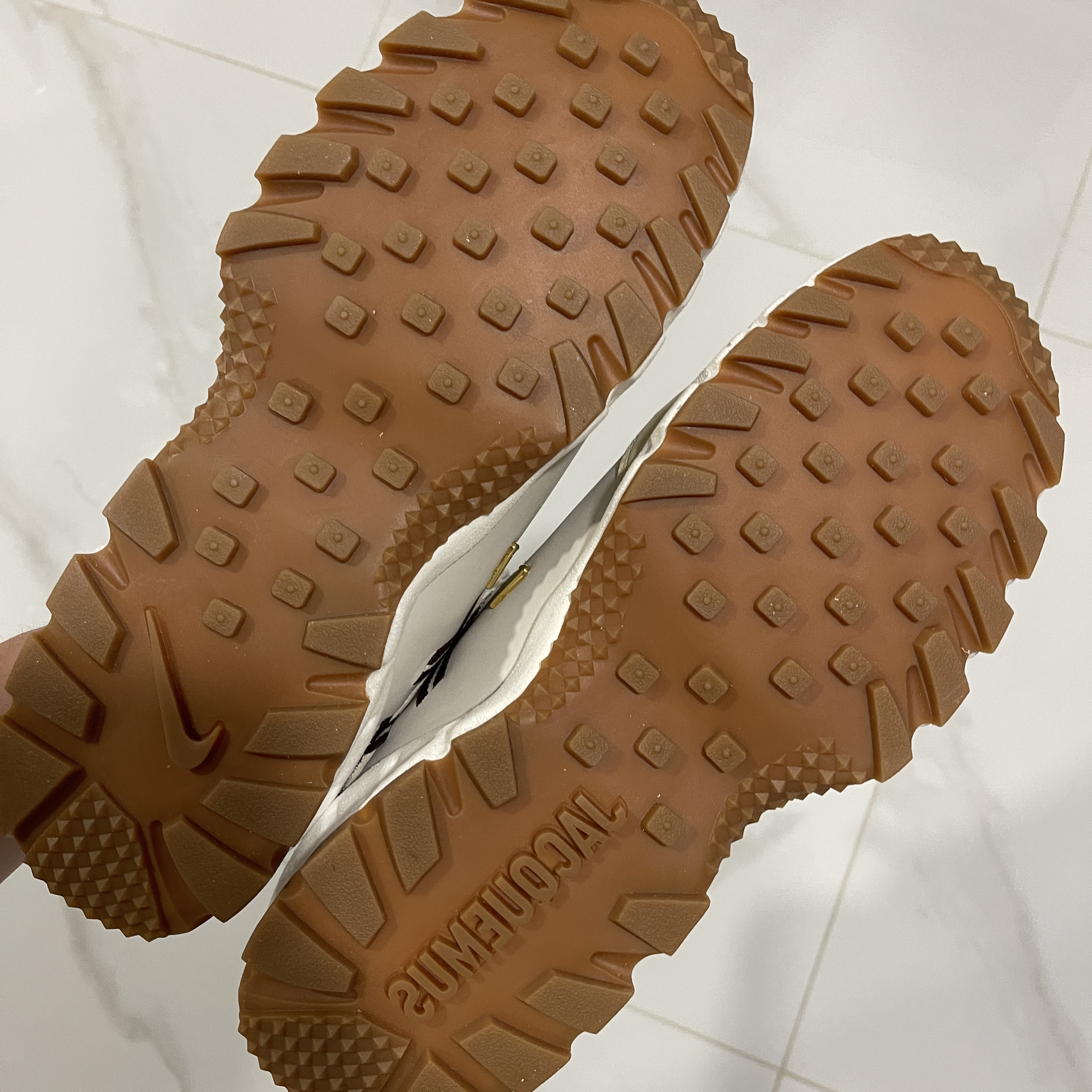 Nike x Jacquemus Air Humara LX Light Bone and Gold 착용 스타일 - 2