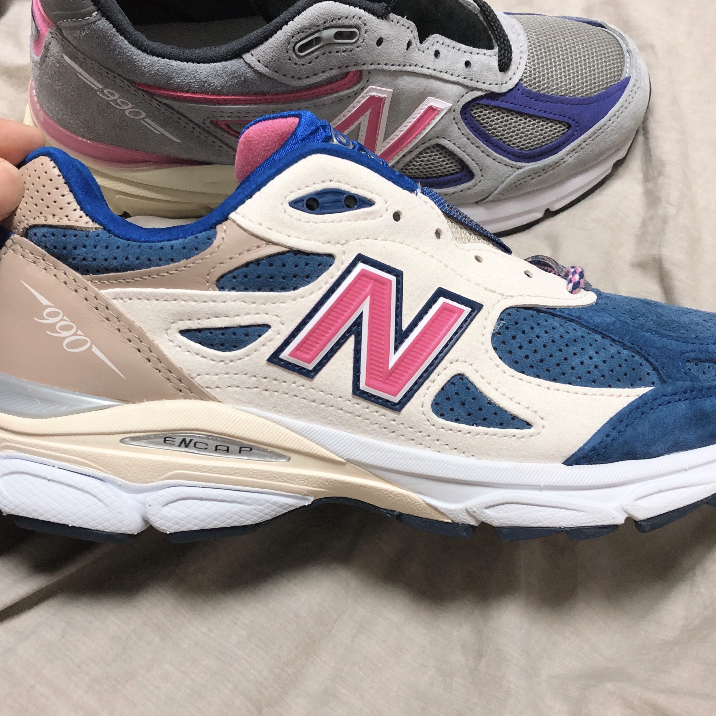 New Balance x Kith 990v3 Made in USA Daytona, New Balance x Kith x United Arrows & Sons 990v4 Made in USA Grey Pink 착용 스타일 - 3
