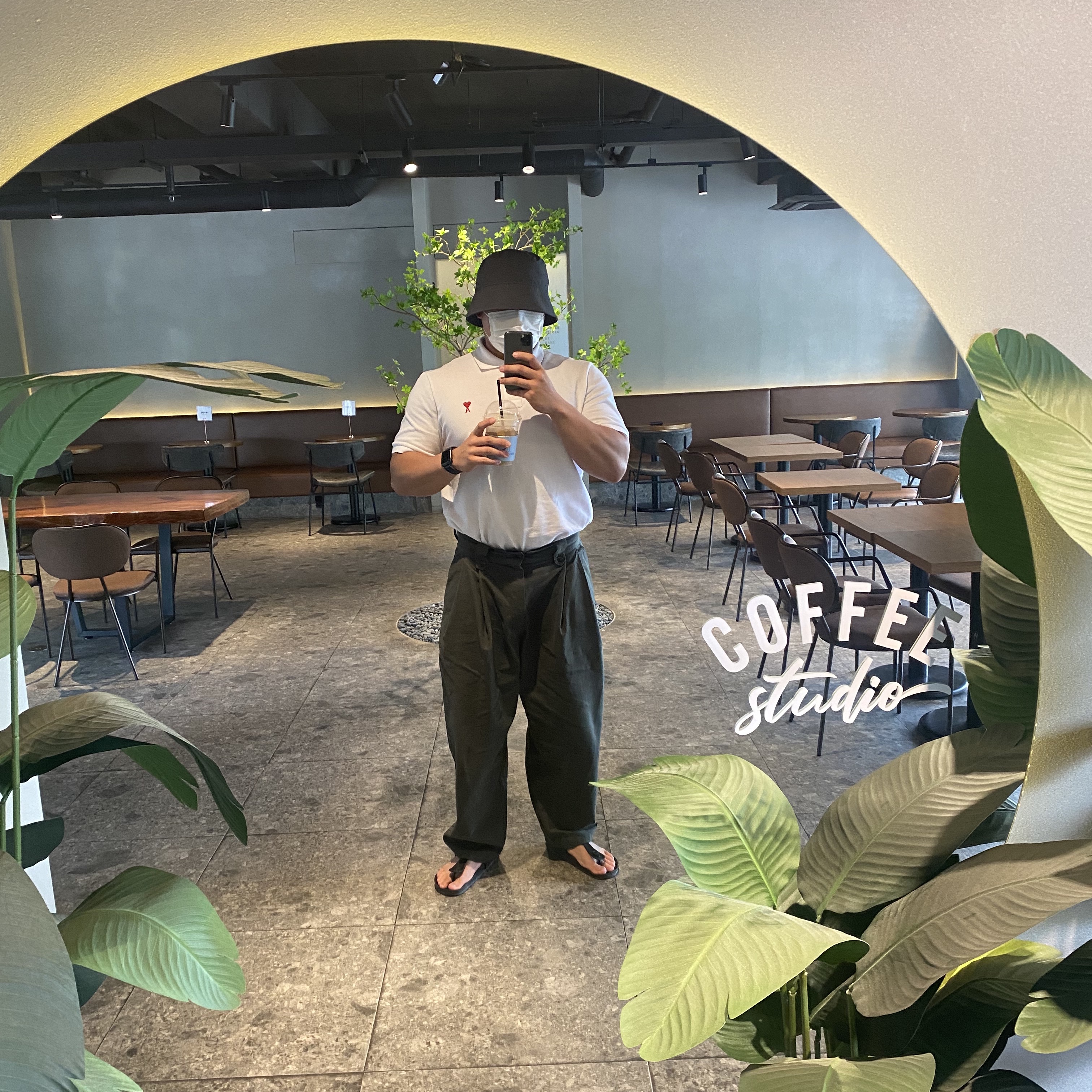 AMI de Coeur Polo Shirt White 착용 스타일