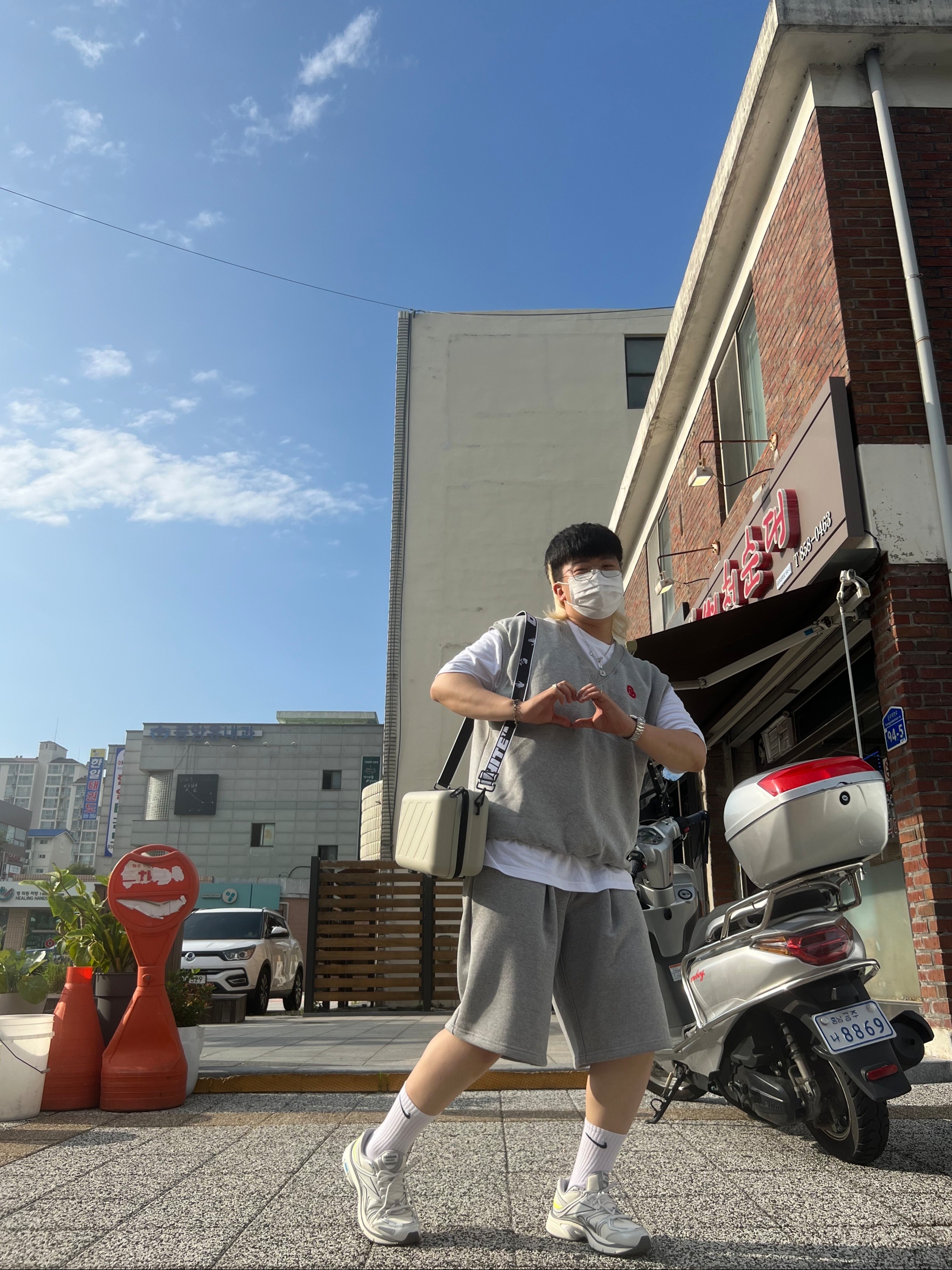 Reebok x Liful Premier Road Plus VI Chalk Grey, Off-White x Amore Pacific Protection Box (Without Cosmetics) 착용 스타일 - 3