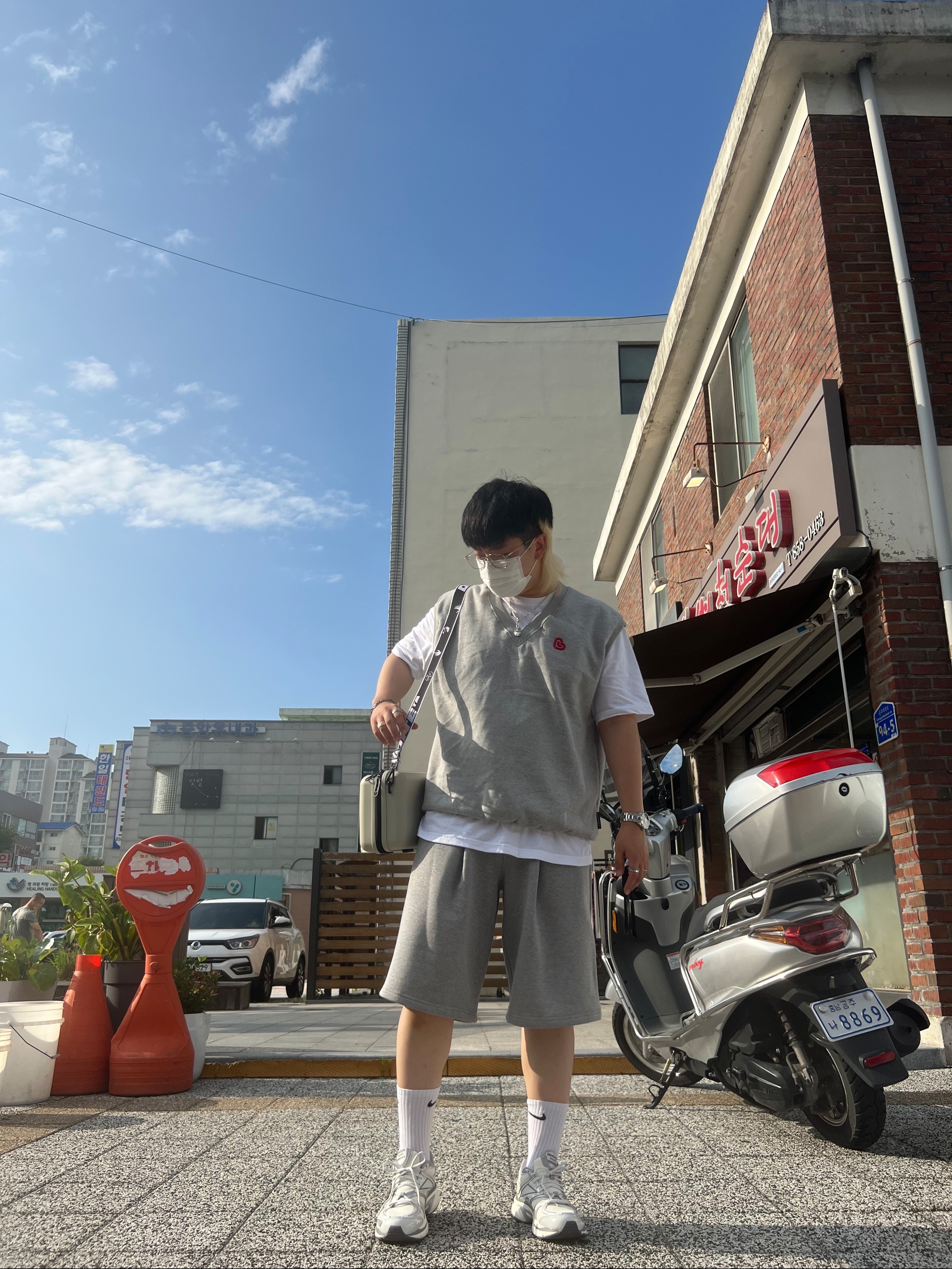 Reebok x Liful Premier Road Plus VI Chalk Grey, Off-White x Amore Pacific Protection Box (Without Cosmetics) 착용 스타일 - 1