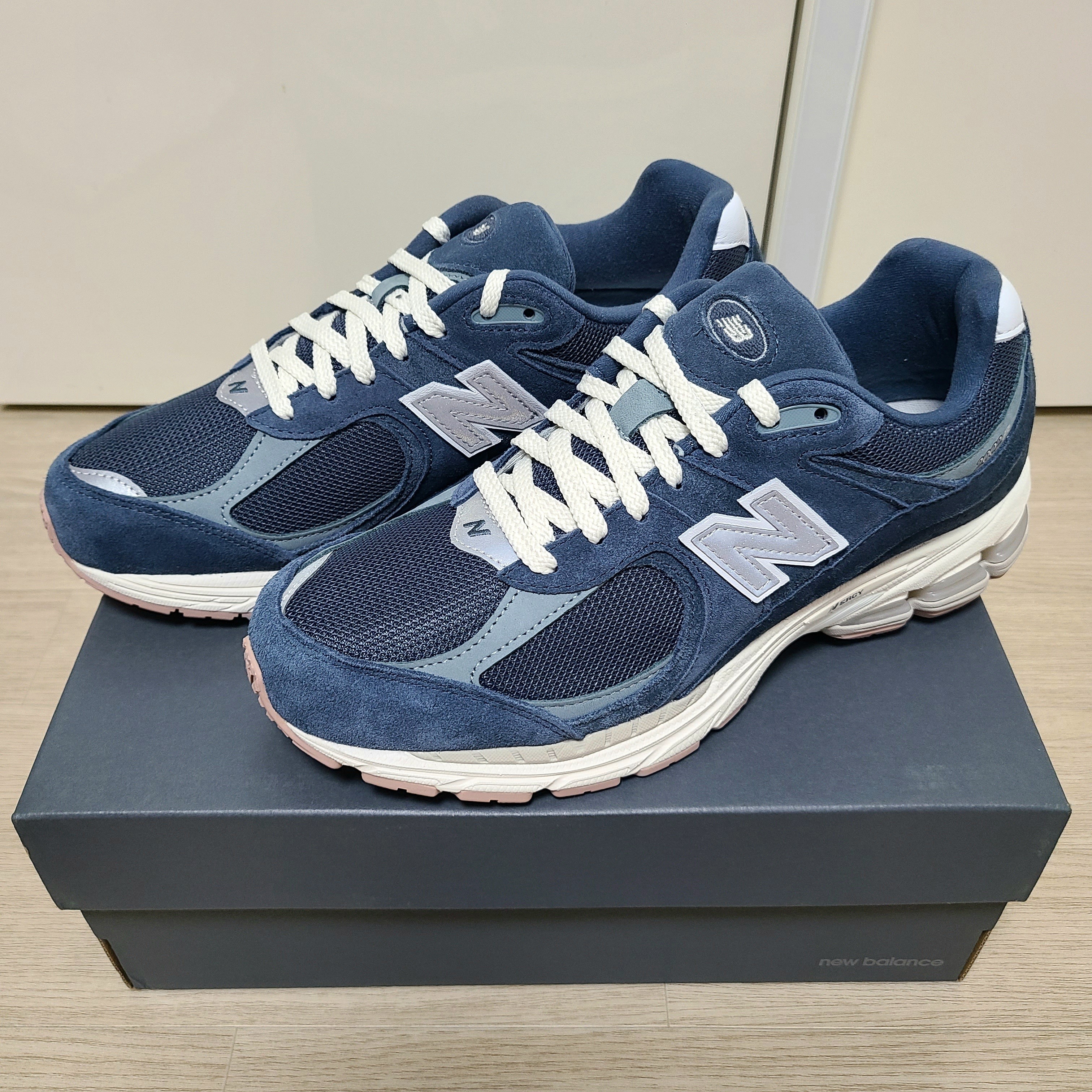 New Balance 2002R Deep Ocean Grey Slate 착용 스타일