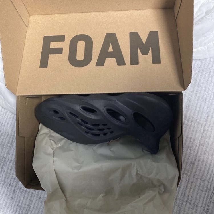 Adidas Yeezy Foam RNNR Onyx 착용 스타일 - 2