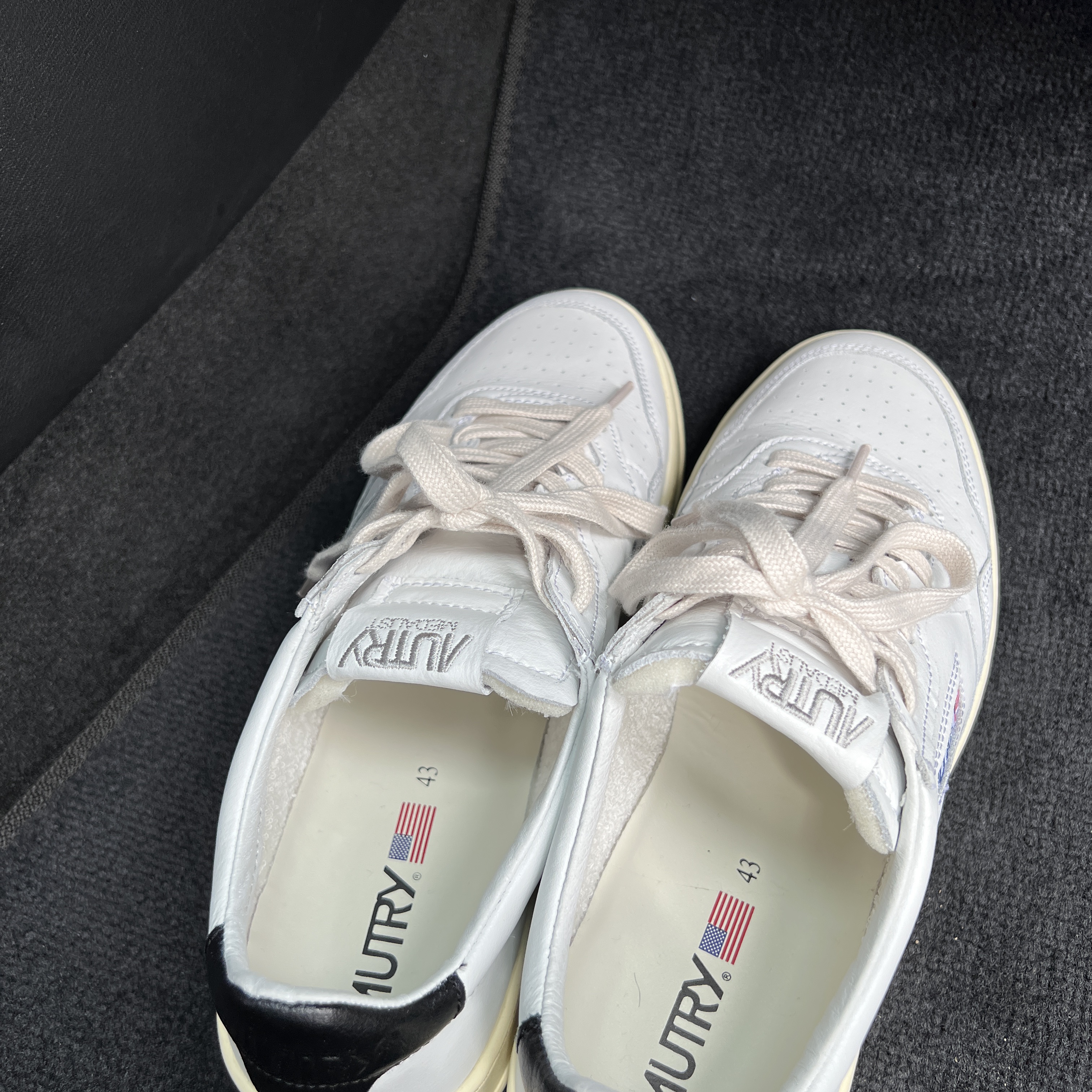 Autry Medalist Low Leather Sneakers White Black 착용 스타일 - 1