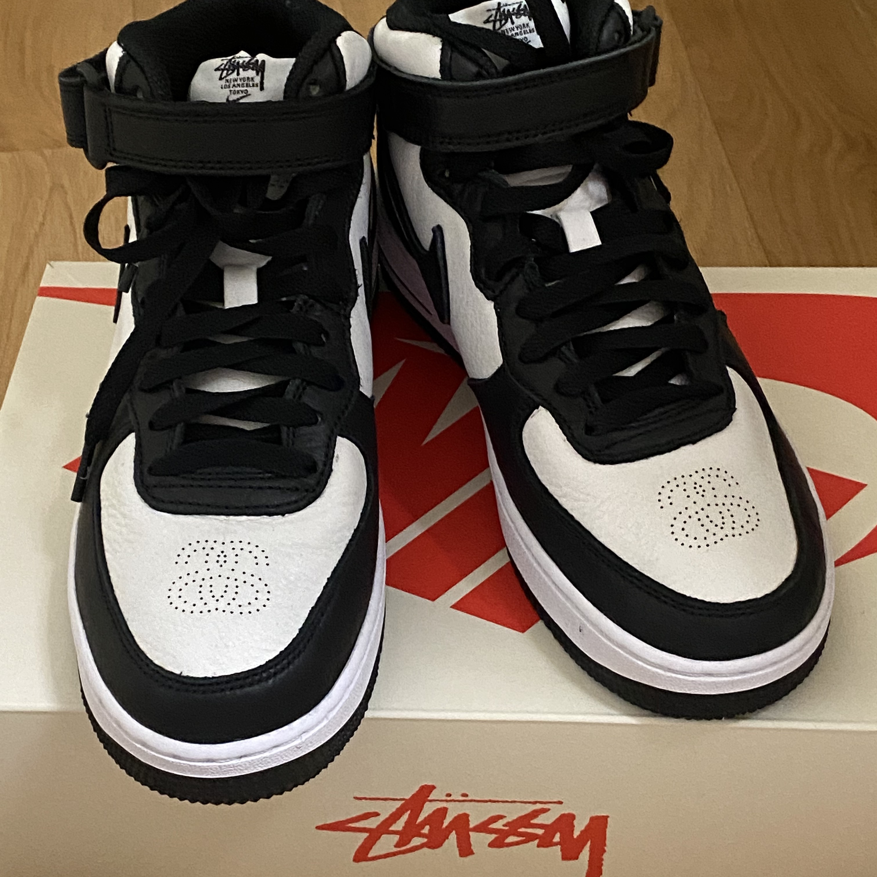 Nike x Stussy Air Force 1 '07 Mid SP Black and Light Bone 착용 스타일 - 4