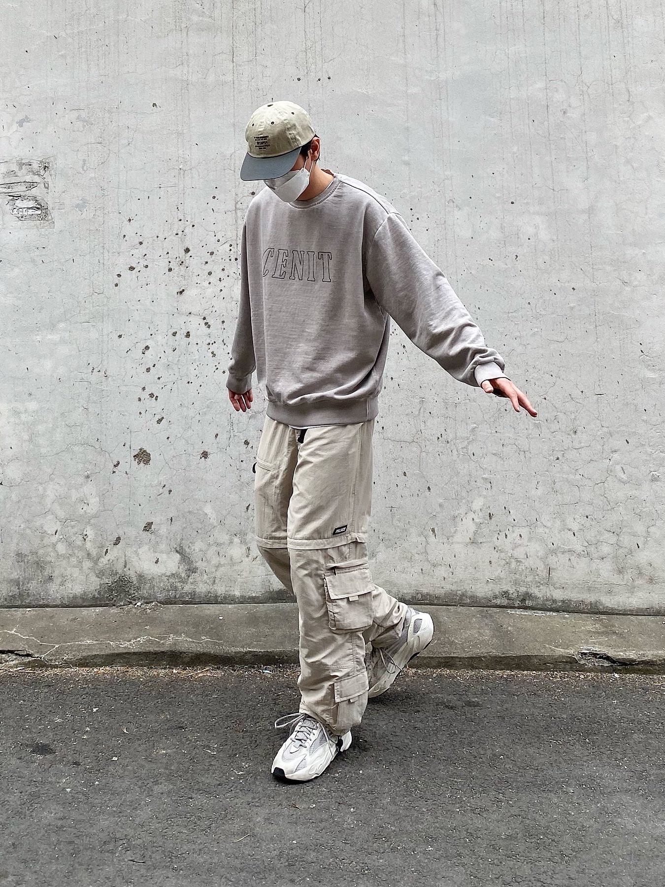 Adidas Yeezy Boost 700 V2 Static 2018 착용 스타일 - 1