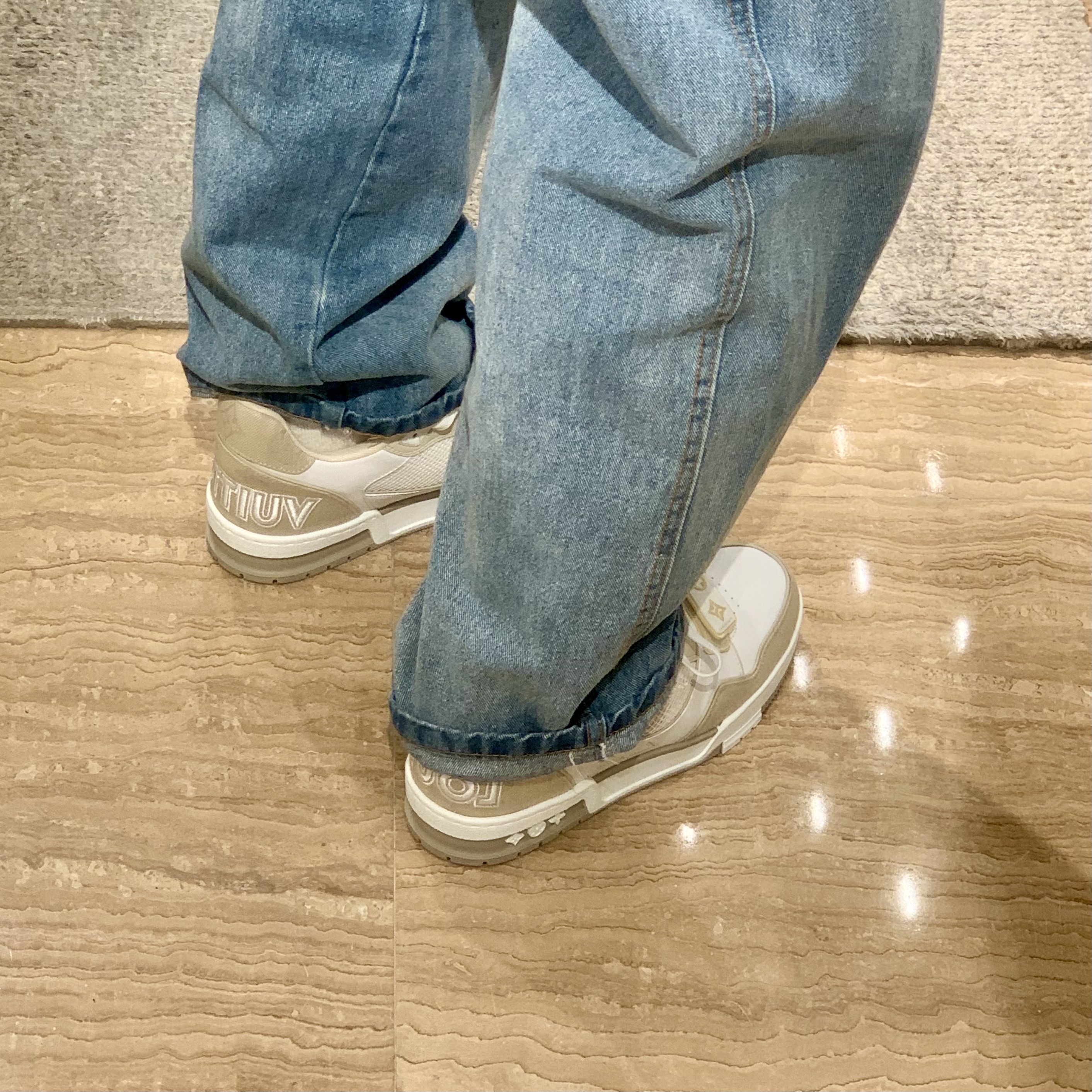 Louis Vuitton LV Trainer Sneakers Beige, (W) Keen Shanti White Black 착용 스타일 - 3