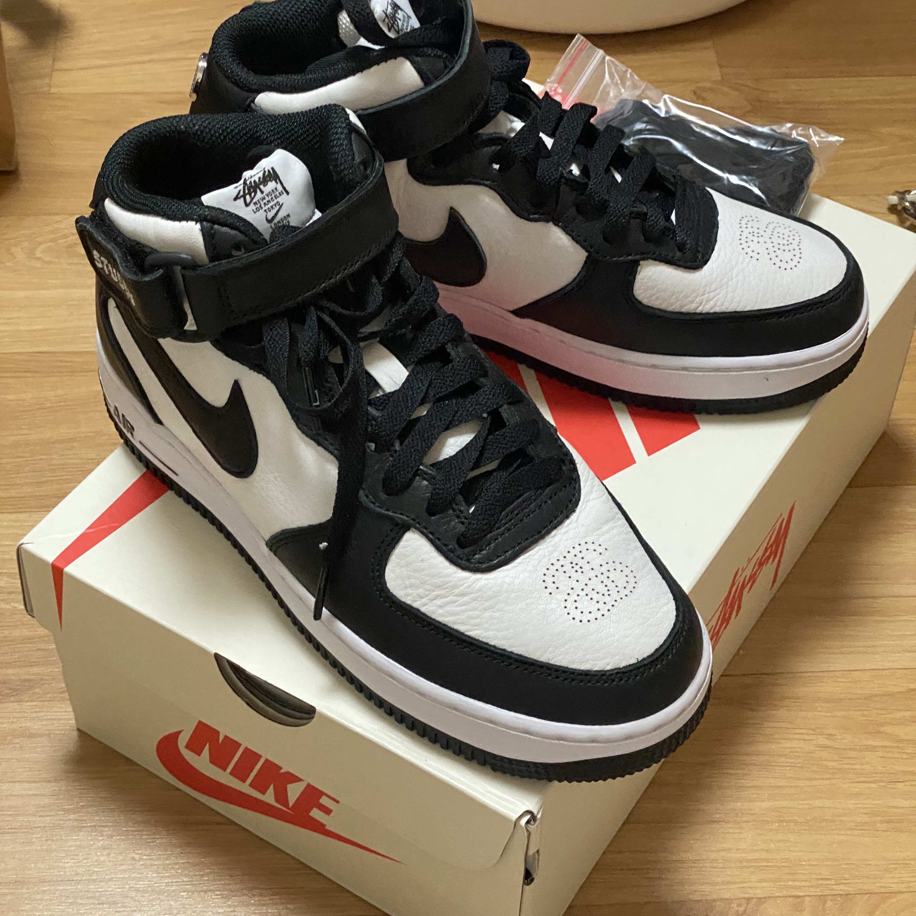 Nike x Stussy Air Force 1 '07 Mid SP Black and Light Bone 착용 스타일 - 1