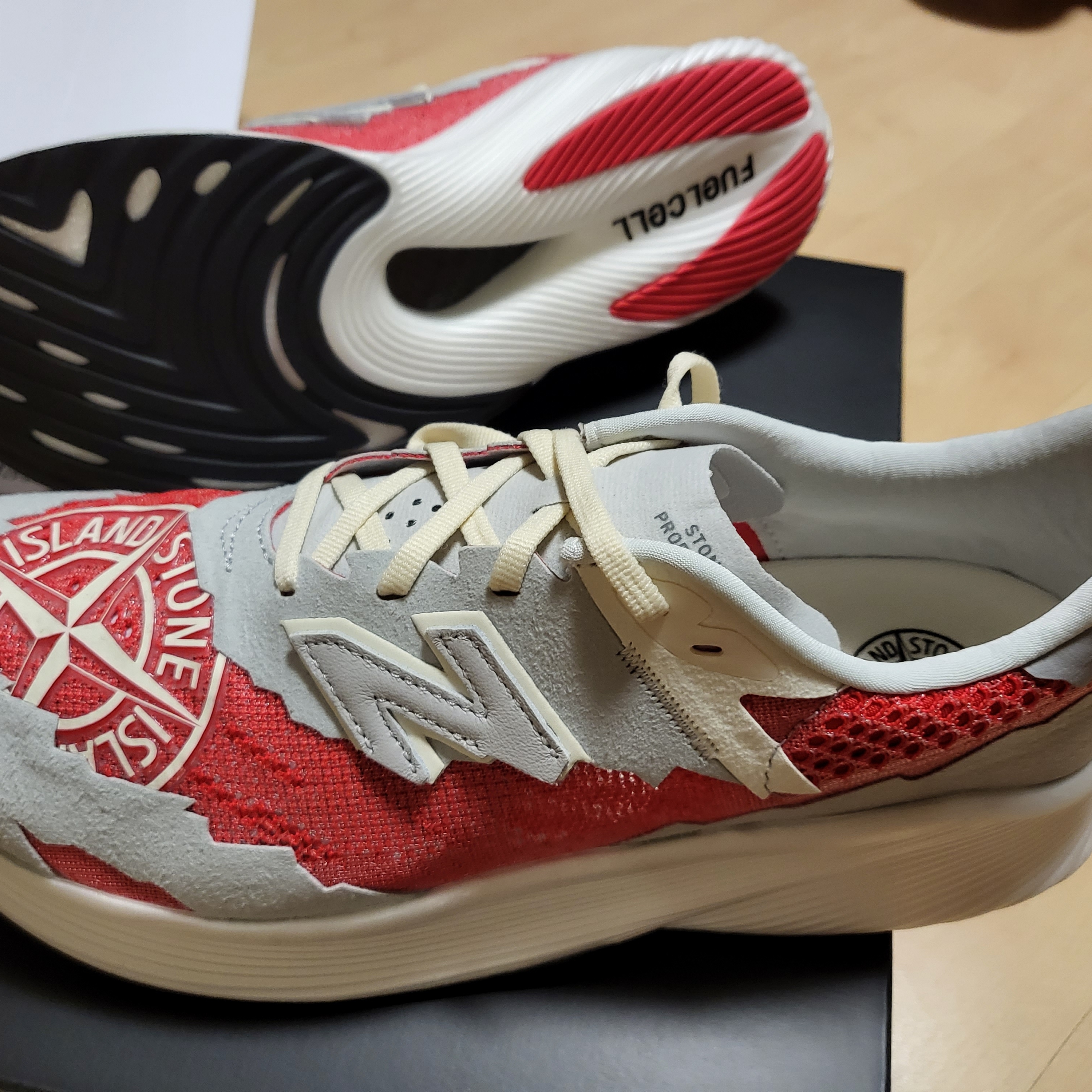 New Balance x Stone Island x Tokyo Design Studio FuelCell RC Elite v2 SI Red 착용 스타일 - 5