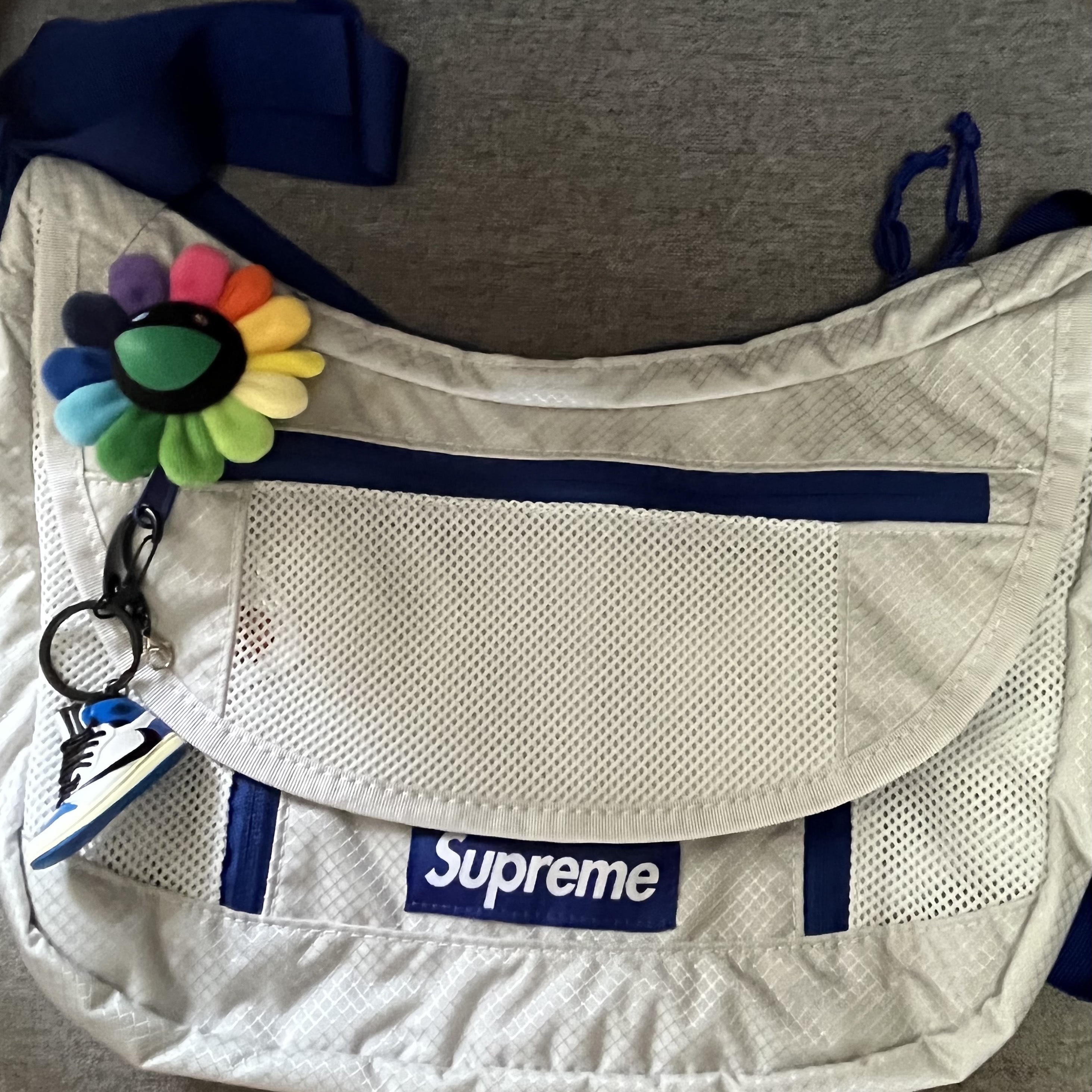 Supreme Small Messenger Bag Silver - 22SS, Jordan 1 x Travis Scott x Fragment Retro High OG SP Military Blue 착용 스타일