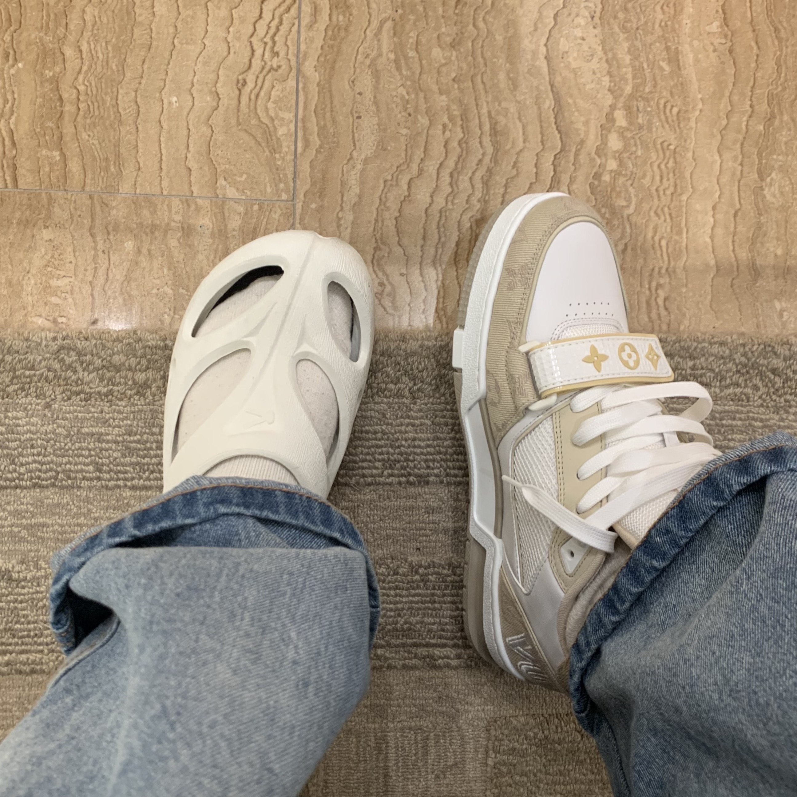 Louis Vuitton LV Trainer Sneakers Beige, (W) Keen Shanti White Black 착용 스타일 - 1