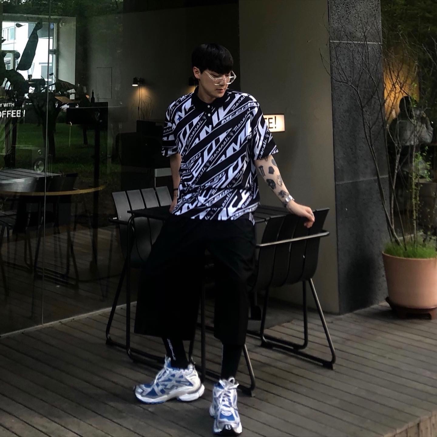 Balenciaga Runner Sneakers Blue White 착용 스타일
