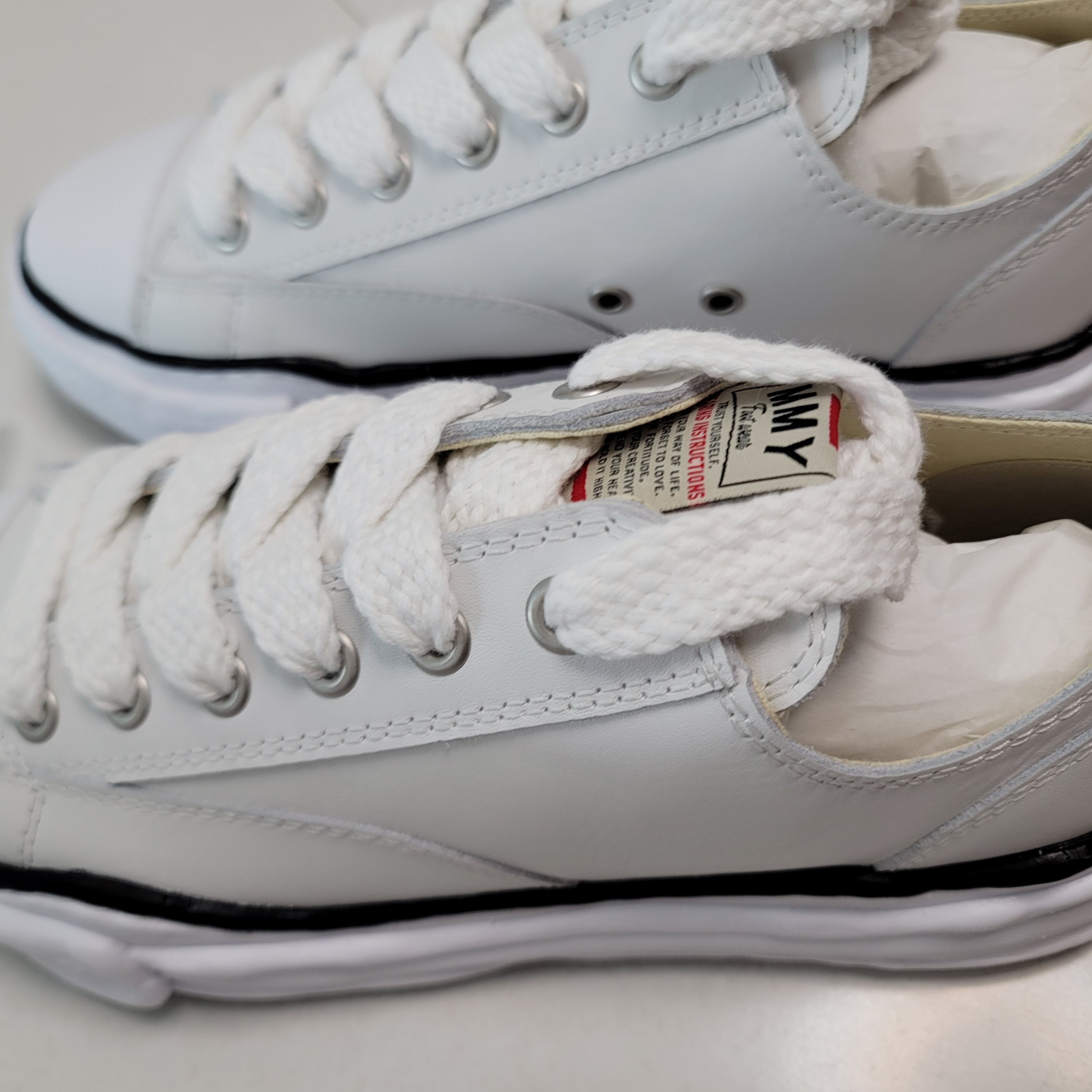 Maison Mihara Yasuhiro Peterson OG Sole Leather Low Sneakers White 착용 스타일 - 3
