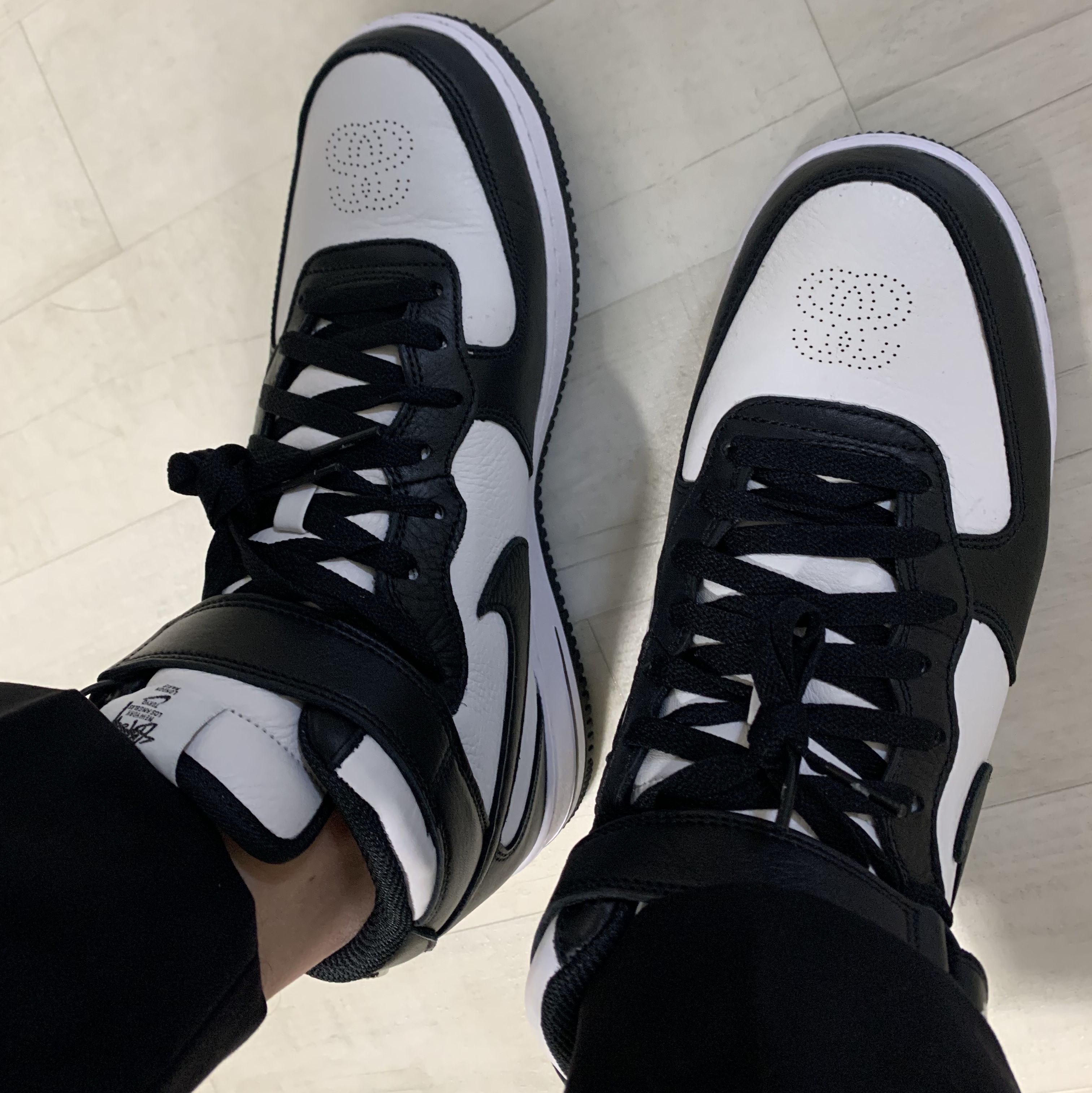 Nike x Stussy Air Force 1 '07 Mid SP Black and Light Bone 착용 스타일