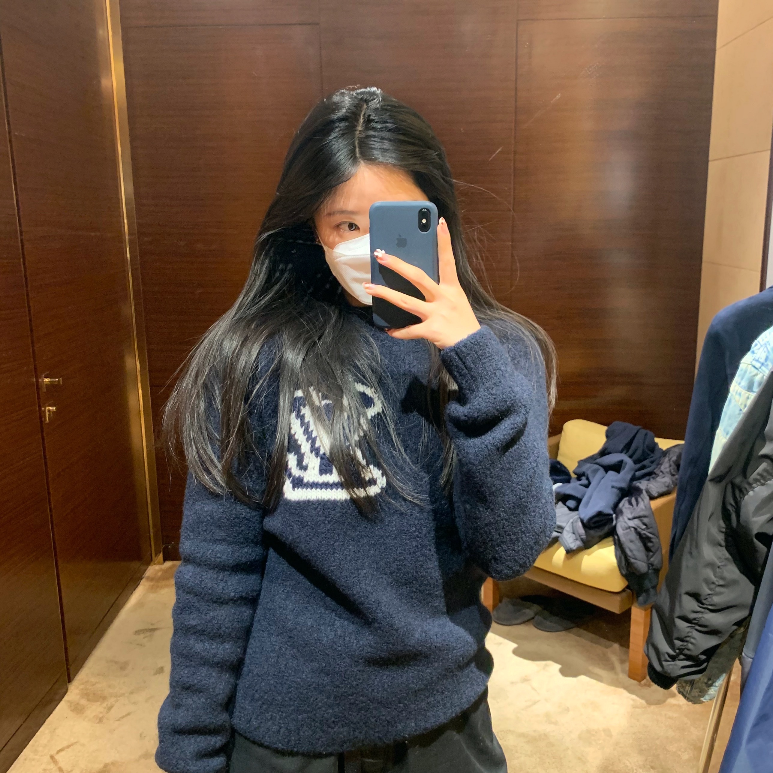 Louis Vuitton LV Intarsia Crewneck Knit Navy 착용 스타일