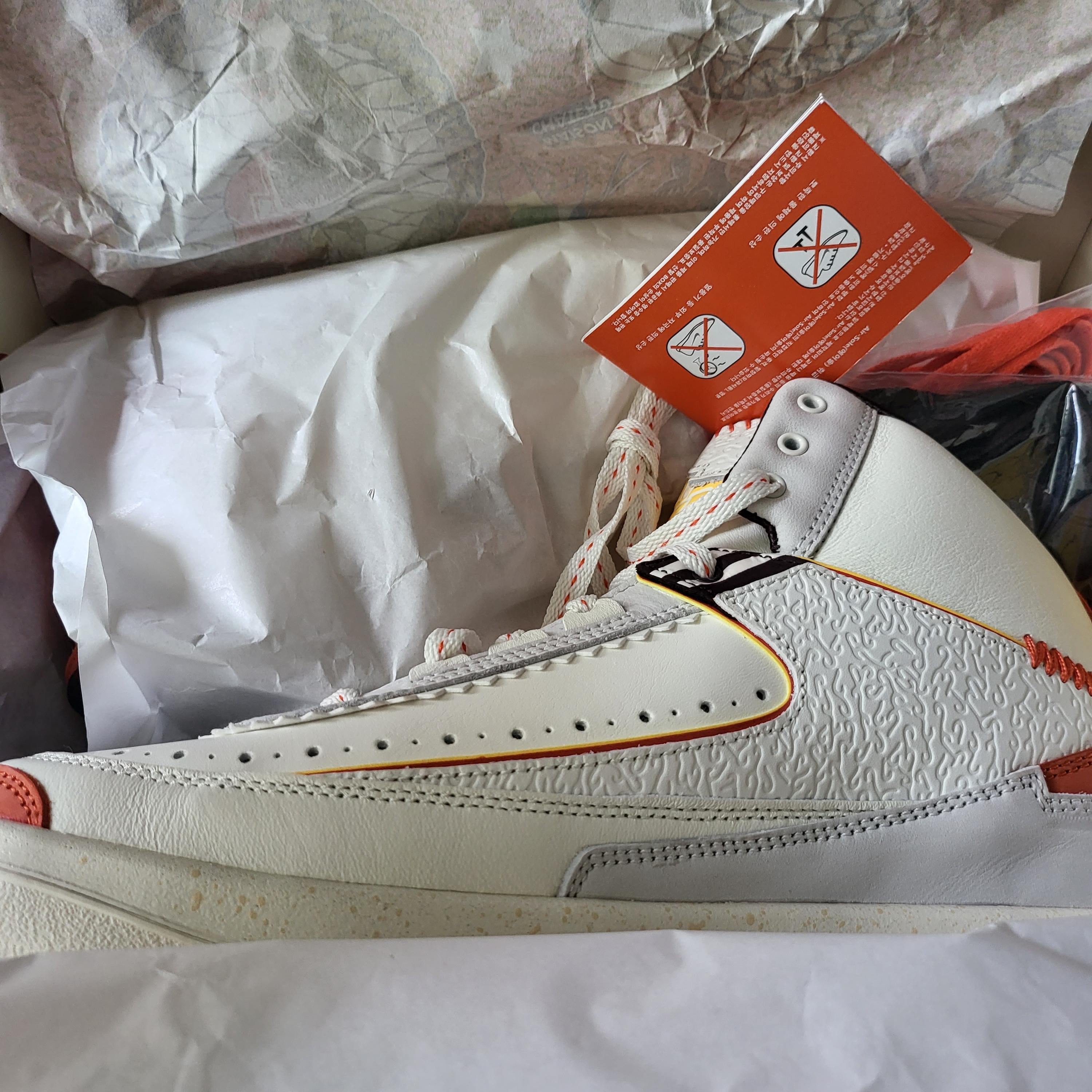 Jordan 2 x Maison Chateau Rouge Retro SP Orange and Sail 착용 스타일 - 4