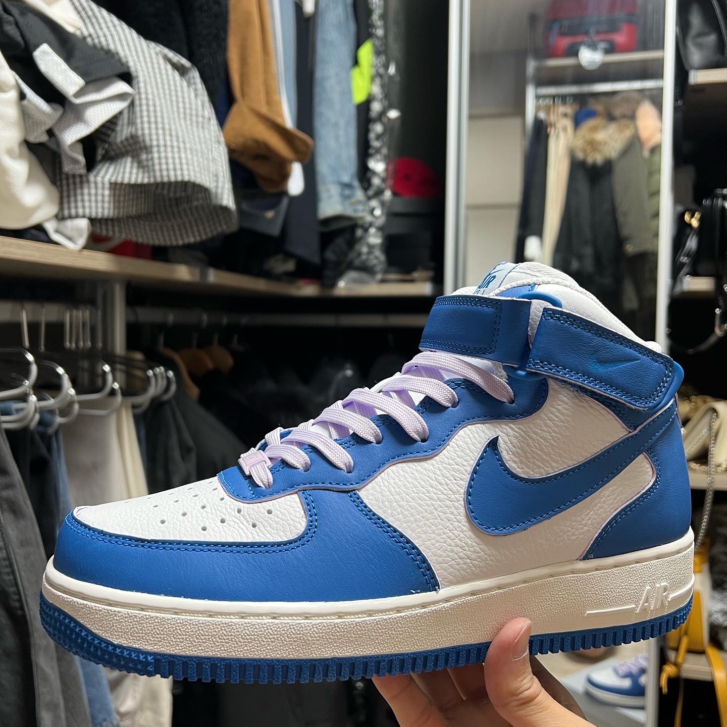 (W) Nike Air Force 1 Mid '07 Military Blue and Doll 착용 스타일 - 1