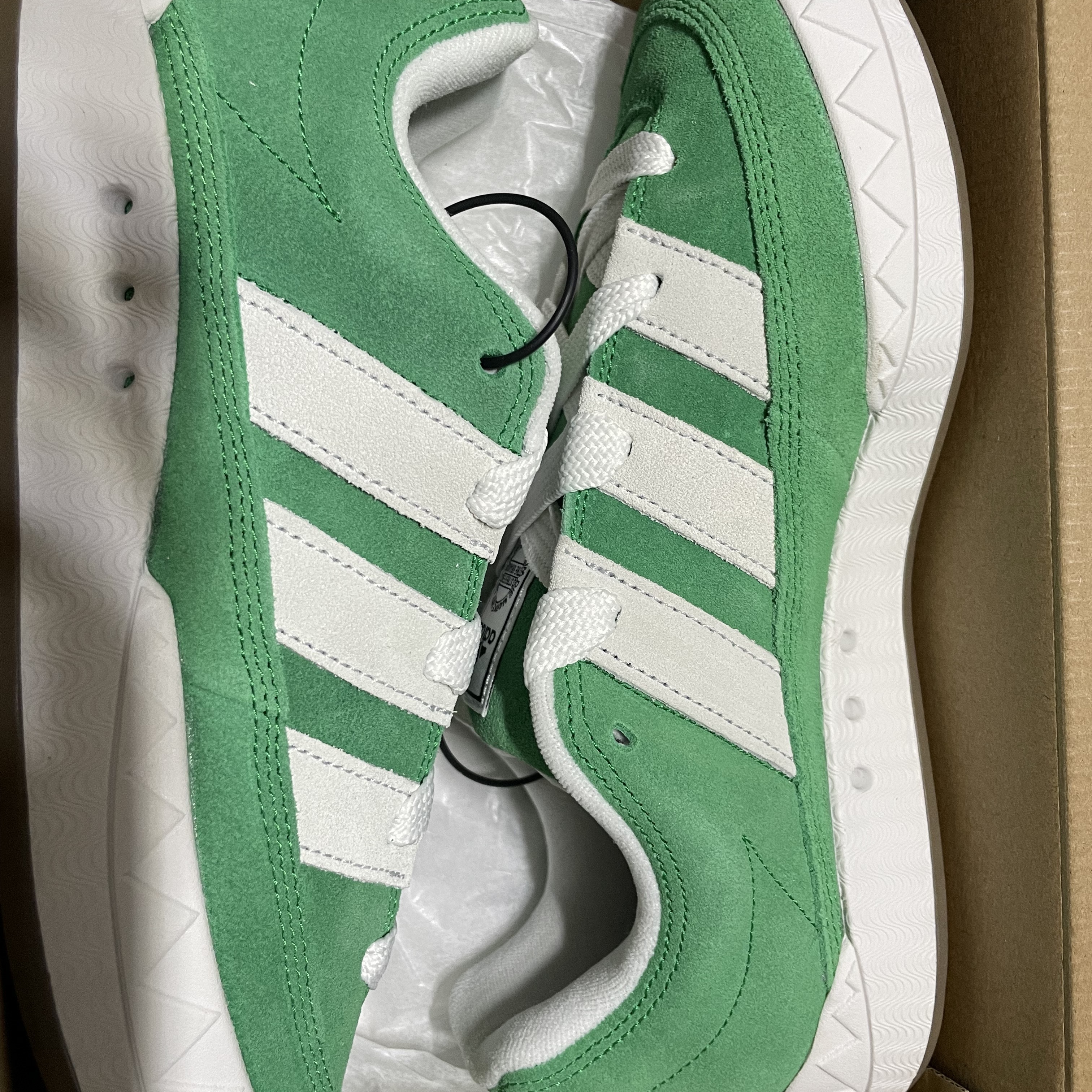 Adidas Superstar Premium White Black, Adidas Adimatic Green 착용 스타일 - 5
