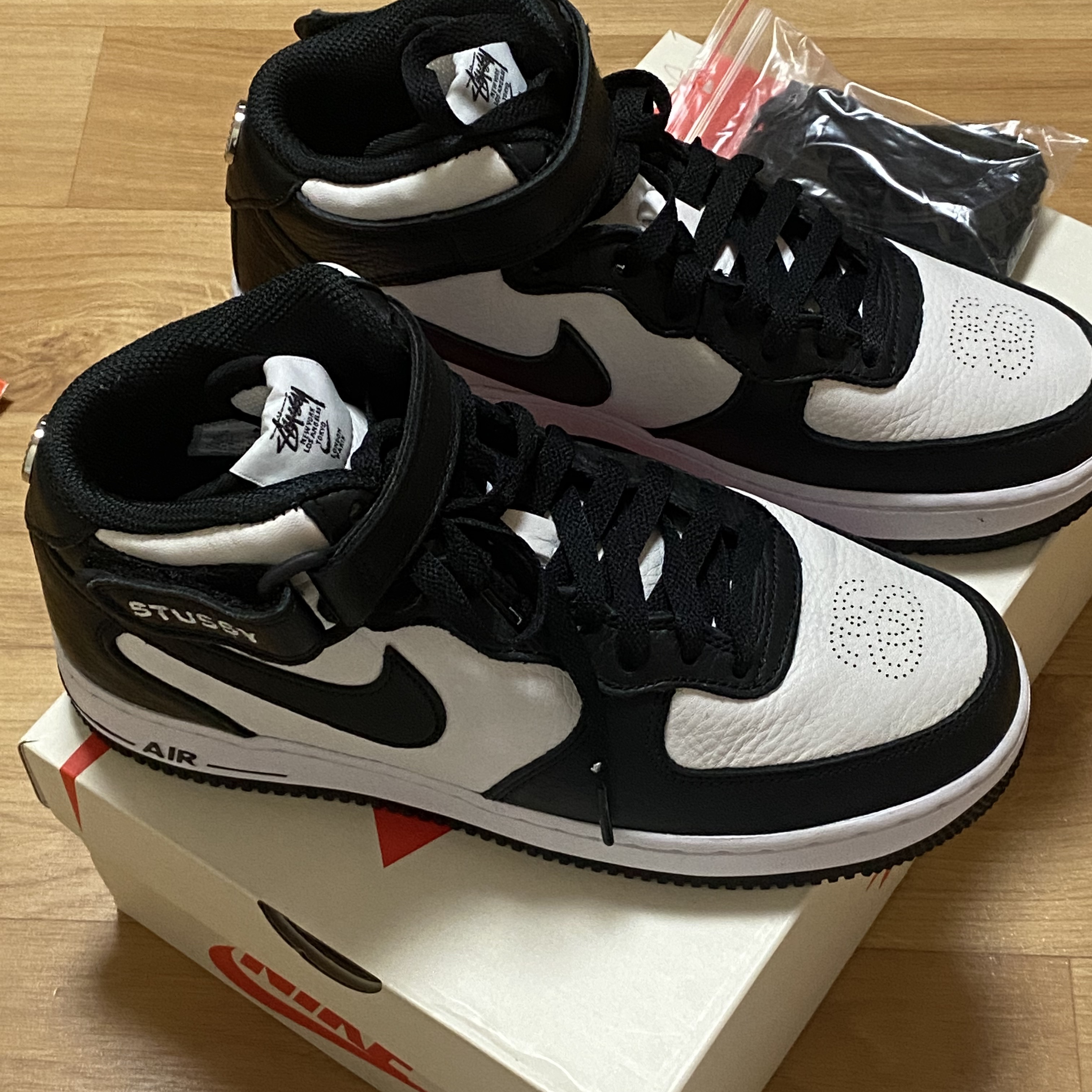 Nike x Stussy Air Force 1 '07 Mid SP Black and Light Bone 착용 스타일 - 3