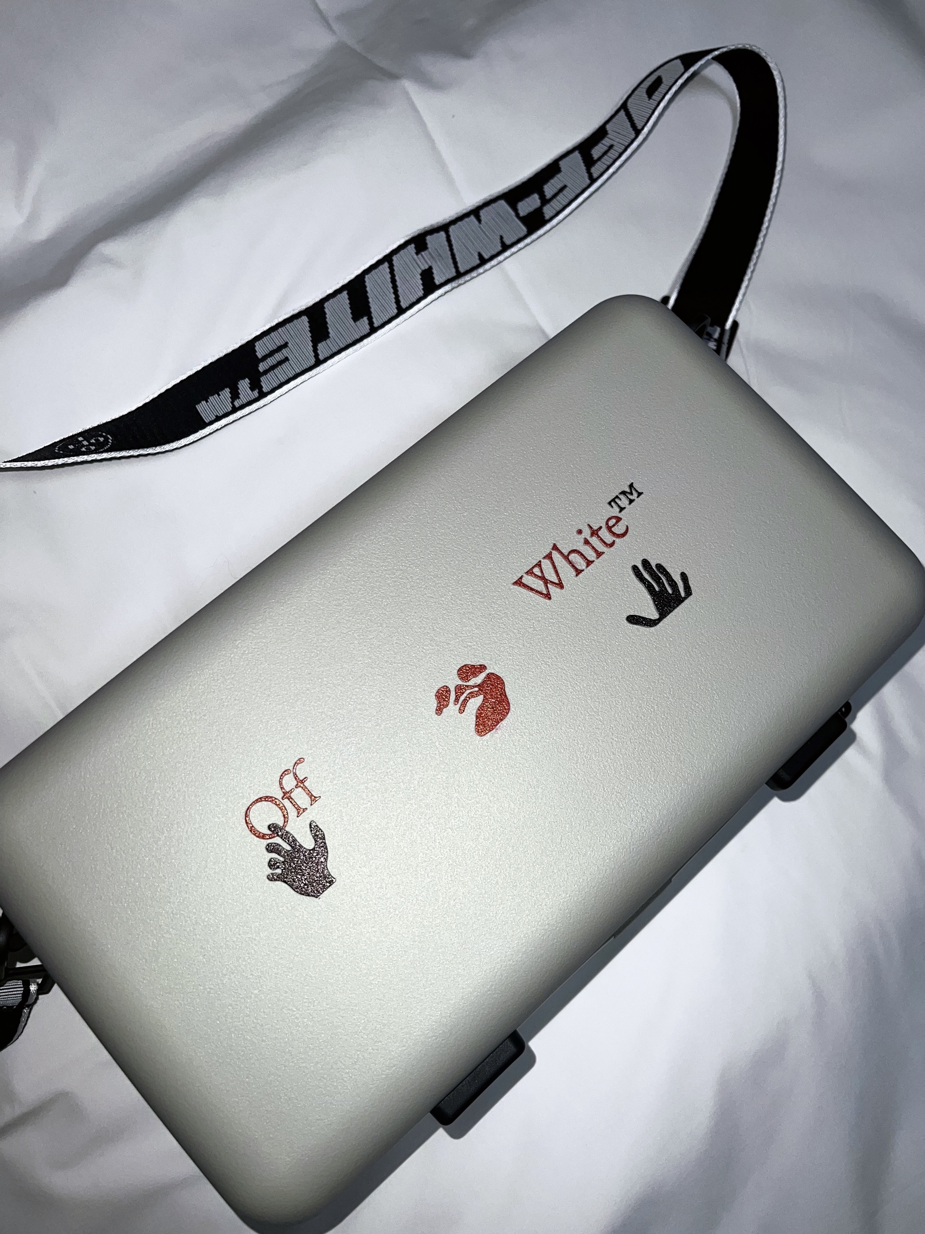 Off-White x Amore Pacific Protection Box (Without Cosmetics) 착용 스타일 - 2