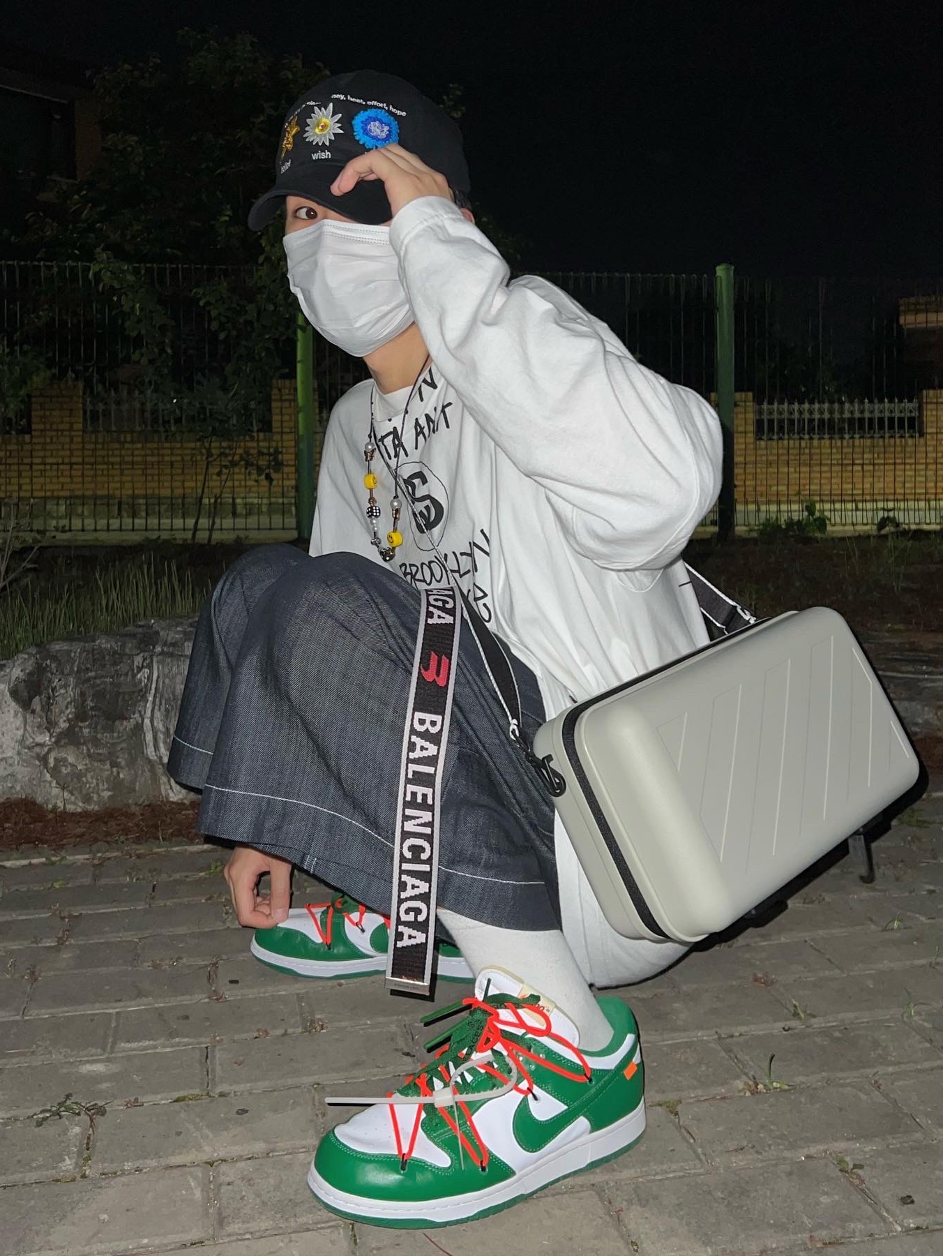 Stussy x Takahiromiyashita The Soloist 40 WT T-Shirt, Off-White x Amore Pacific Protection Box (Without Cosmetics) 착용 스타일 - 1