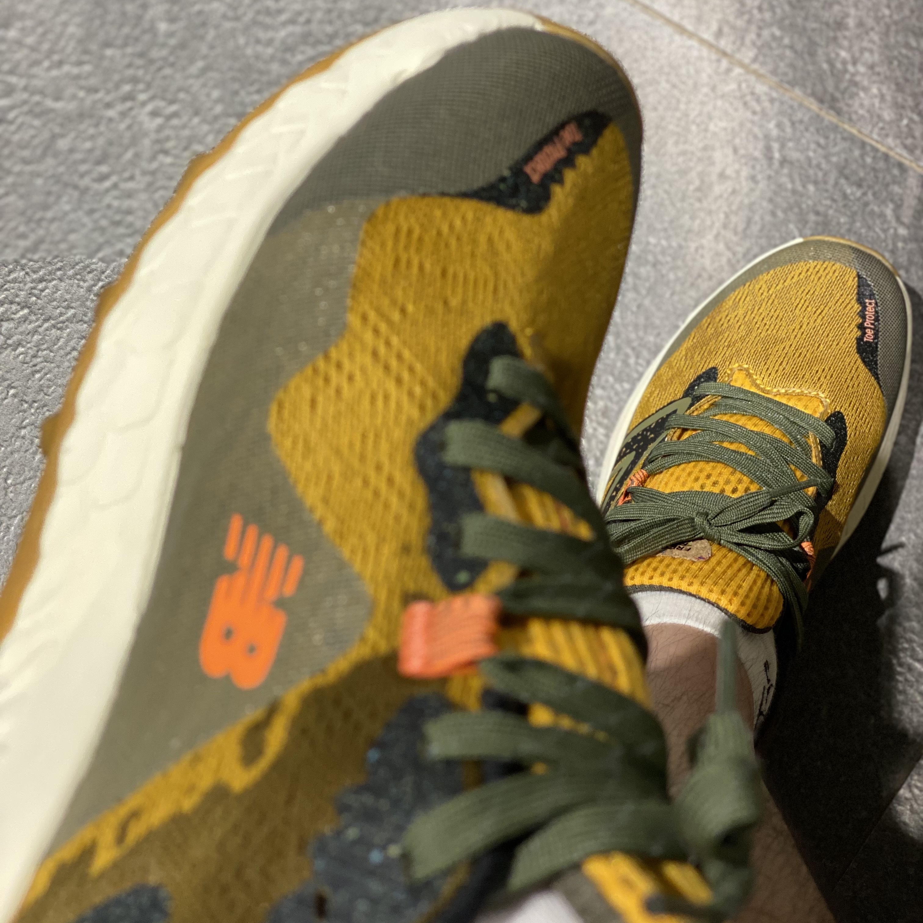 New Balance Fresh Foam X Hierro v7 Golden Hour Dark Camo - 2E Wide 착용 스타일