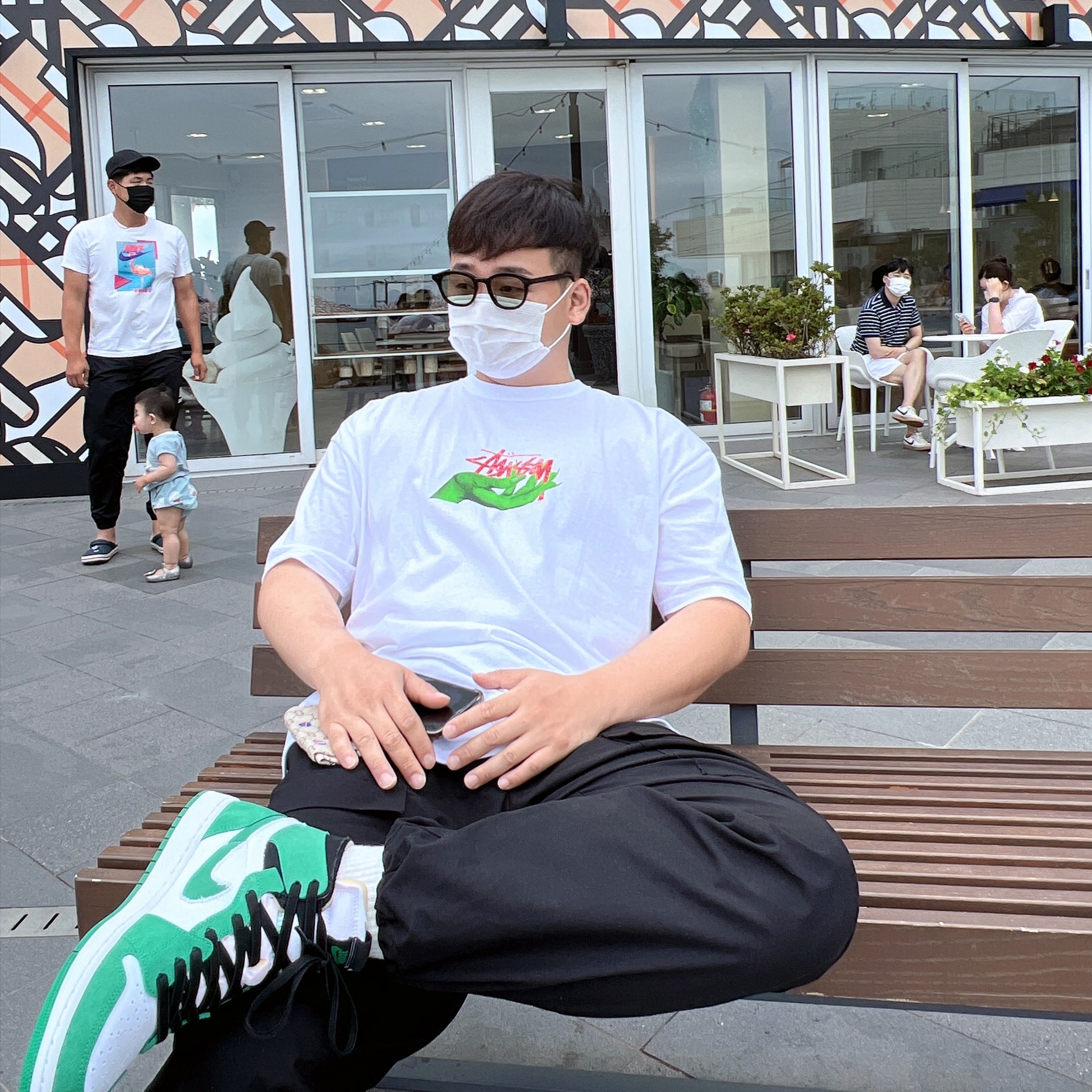 Jordan 1 Zoom Air CMFT Stadium Green, Stussy Oz T-Shirt White 착용 스타일