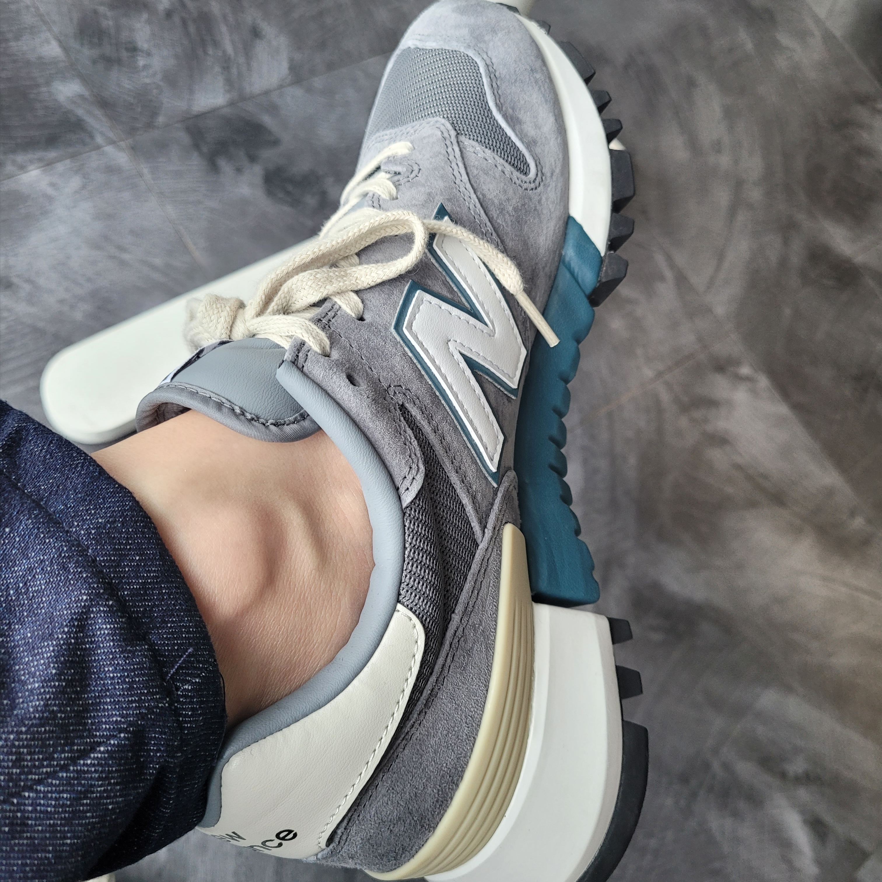 New Balance x Tokyo Design Studio R_C 1300 Grey Teal 착용 스타일 - 3