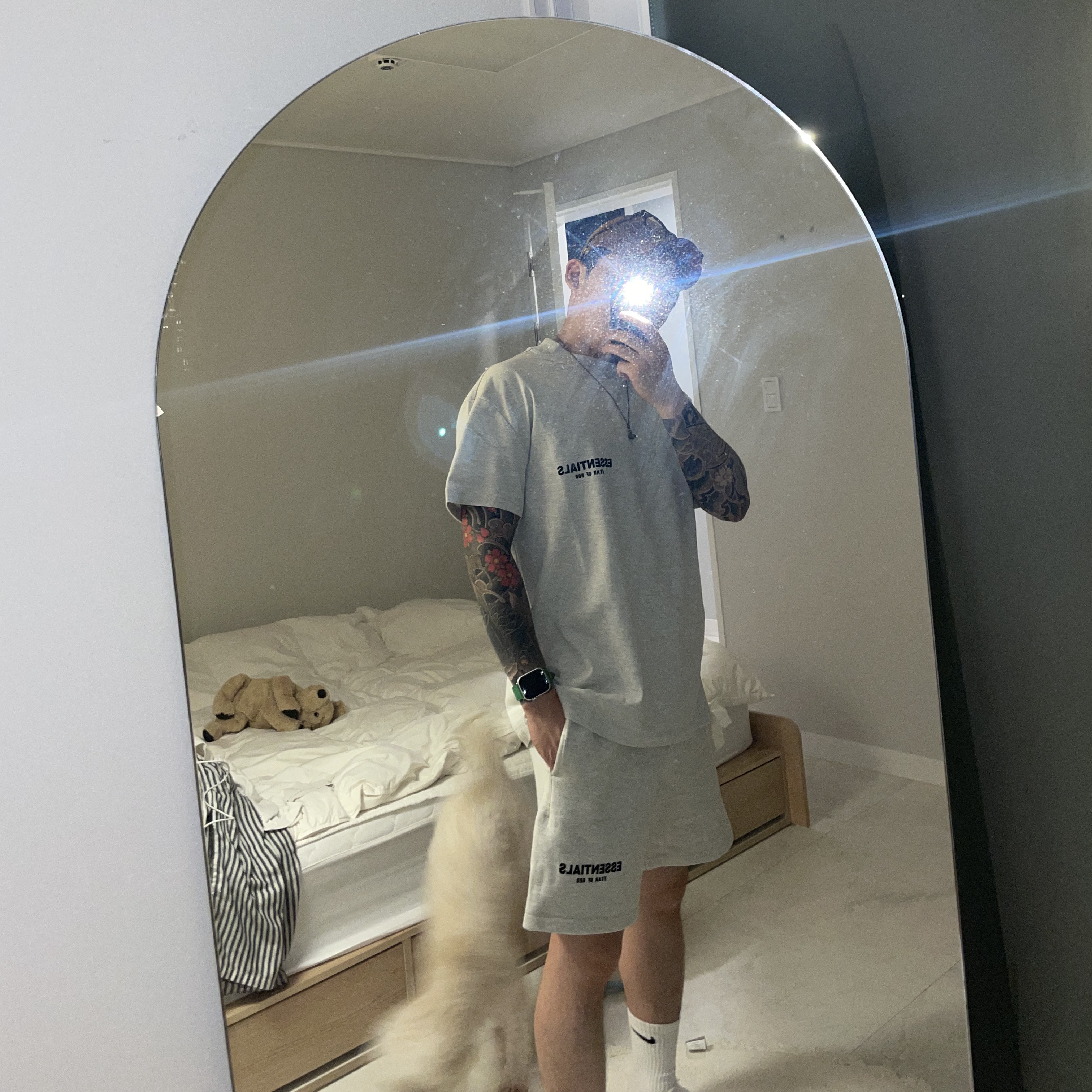 Essentials The Core Collection T-Shirt Light Oatmeal, Essentials The Core Collection Sweatshorts Light Oatmeal 착용 스타일