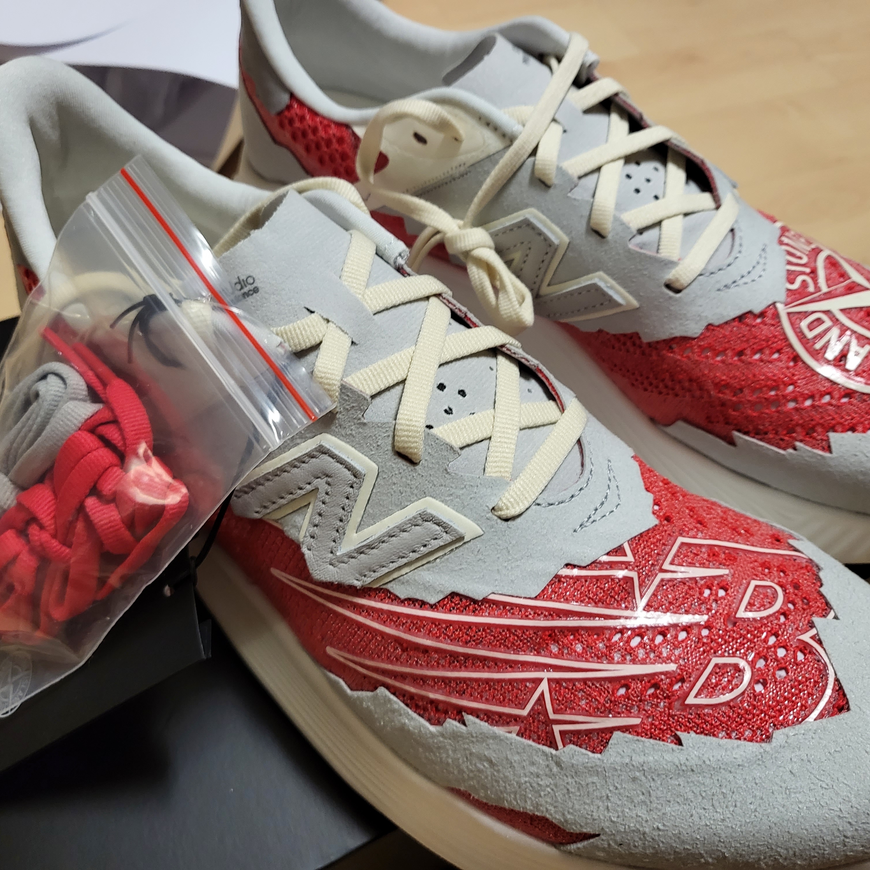 New Balance x Stone Island x Tokyo Design Studio FuelCell RC Elite v2 SI Red 착용 스타일 - 4
