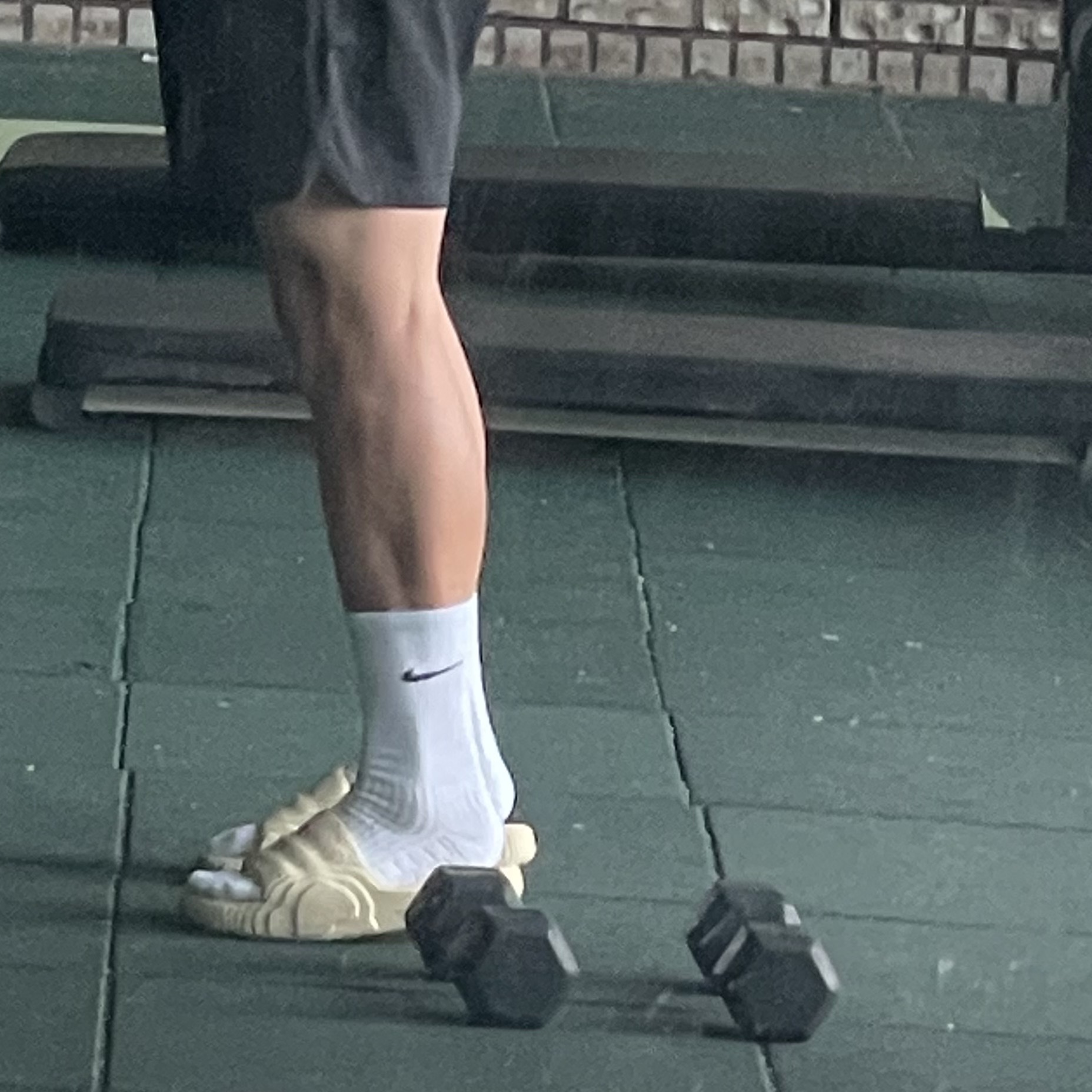 Adidas Adilette 22 Desert Sand 착용 스타일