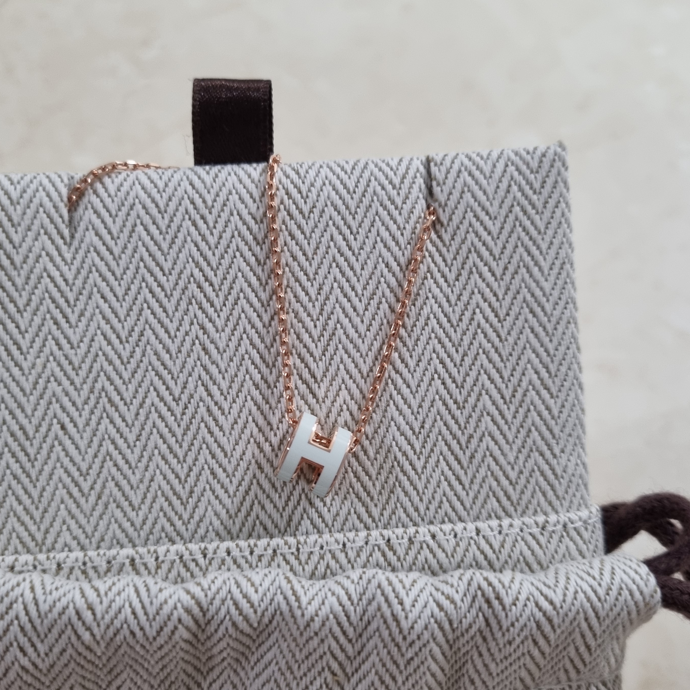 (W) Hermes Mini Pop H Pendant Rose Gold & Vert Fizz 착용 스타일