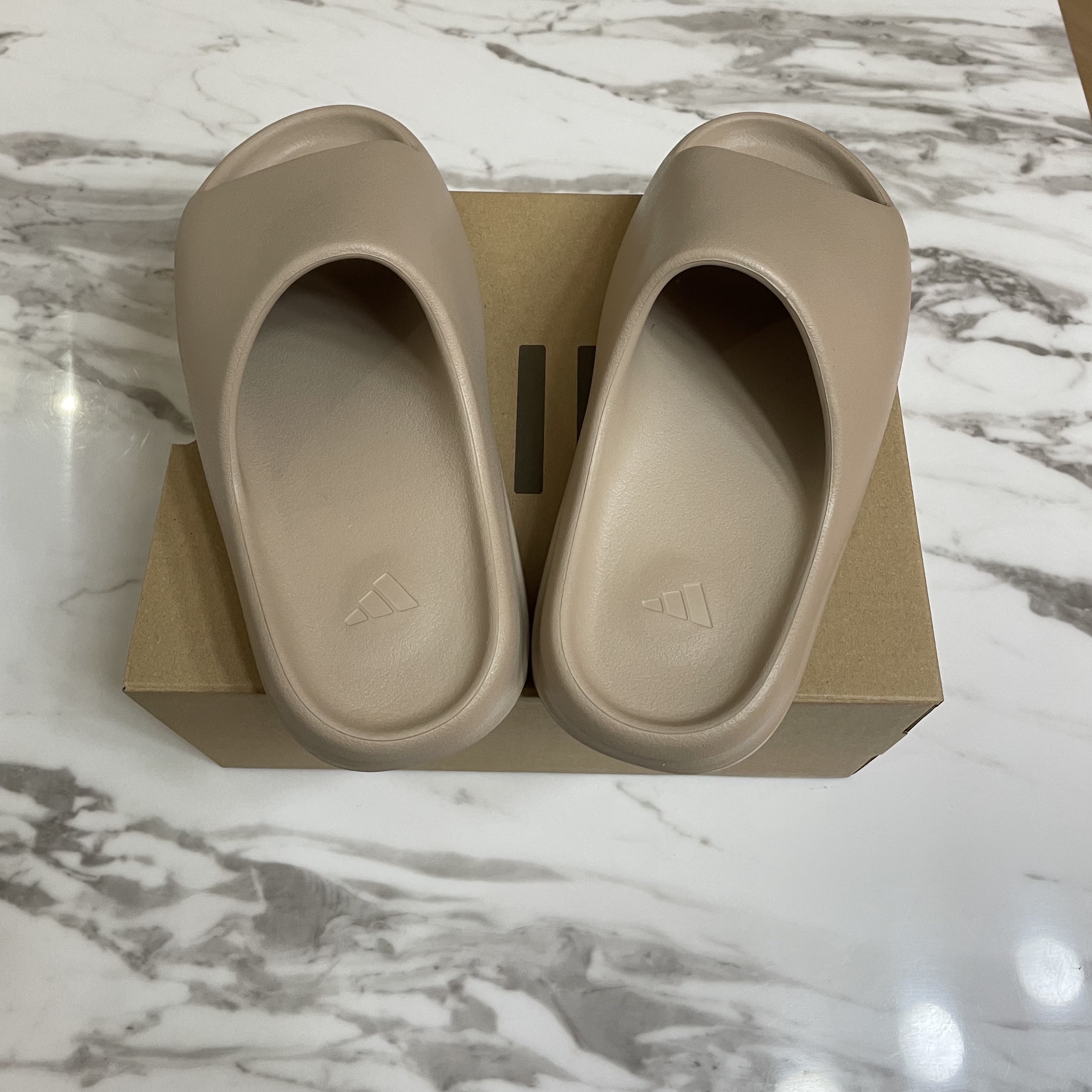 Adidas Yeezy Slide Pure - Re-Release Ver. 착용 스타일 - 1