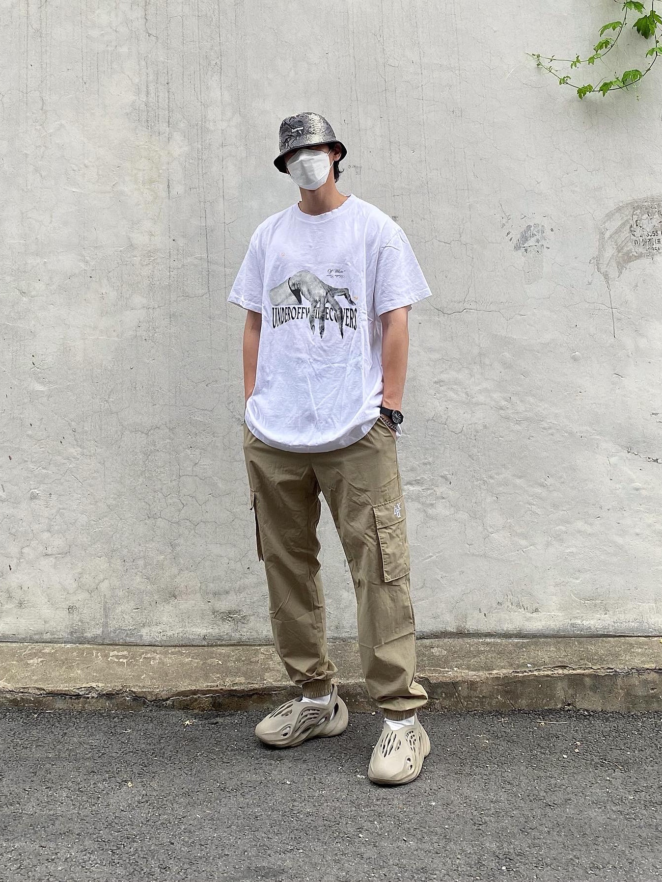 Adidas Yeezy Foam RNNR Stone Sage, Supreme x The North Face Snakeskin Packable Reversible Crusher Black - 18SS 착용 스타일 - 1
