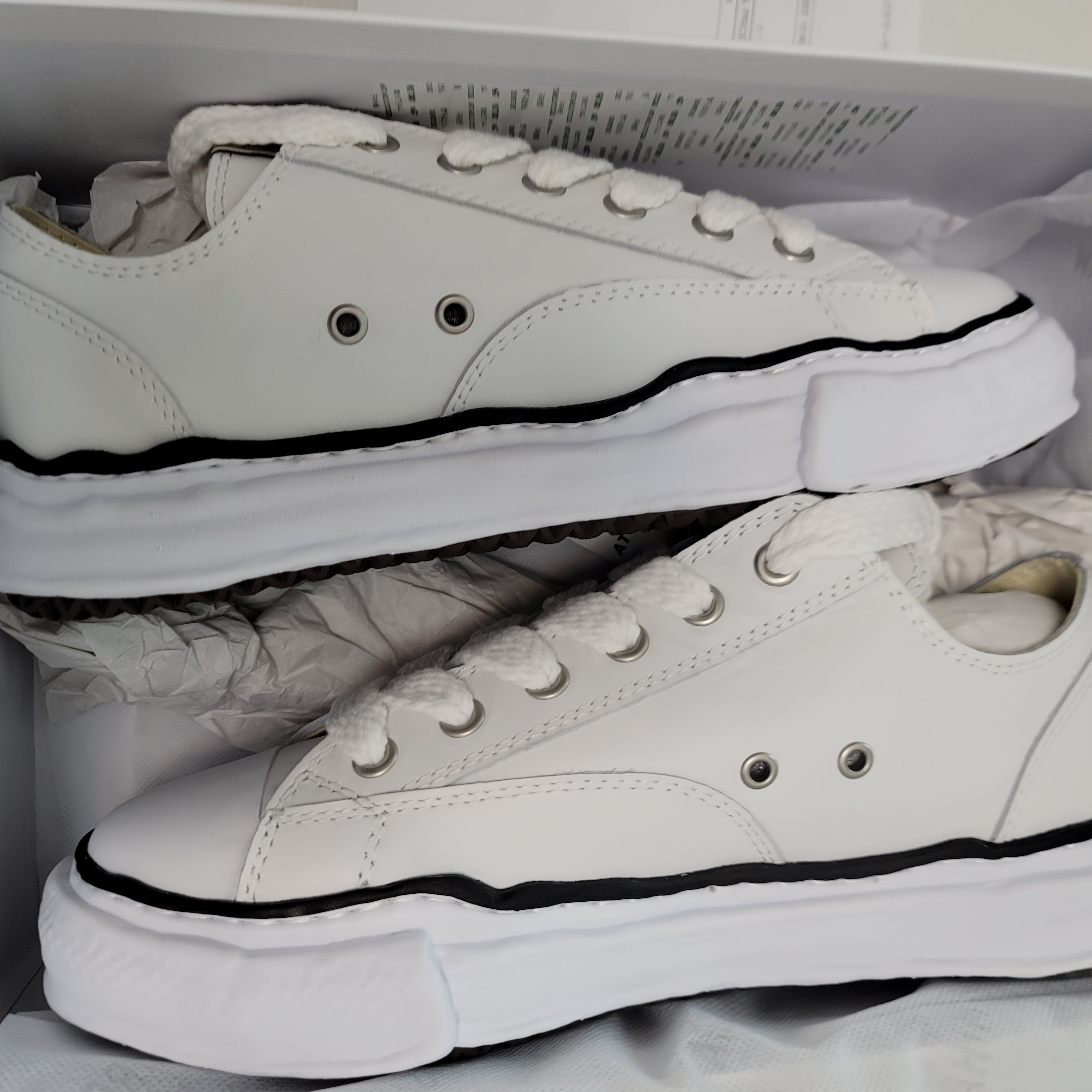 Maison Mihara Yasuhiro Peterson OG Sole Leather Low Sneakers White 착용 스타일 - 1
